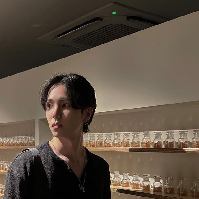 HyunJun on Instagram: "#광고 @dotnote.perfume 좋아하던 향수가 단종 되어서 기억을 되짚어 최대한 비슷하게 만들러 강남에 향수 공방을 찾았다 이향 저향 시향해보며 점점 완성해 나가는 재미도 있