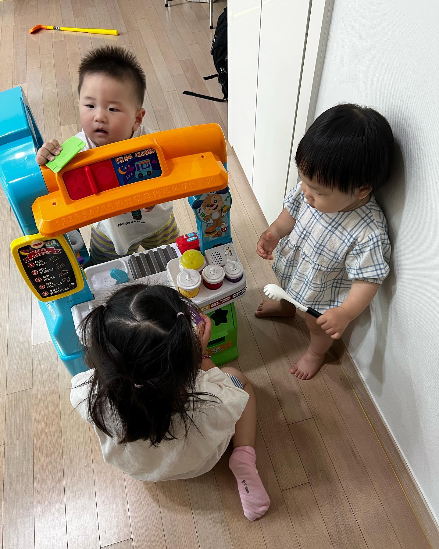 로아사진이 없넹ㅋㅋㅋ
애가 넷이니...식당은 사치^^
집이 최고지👍🏻
서유한테 꽂힌 주원이ㅋㅋ
서유만 졸졸졸ㅋㅋㅋㅋㅋㅋㅋ
밖에서도 잘먹는 우리 유유남매🐷
코스트코 장보러갔다가 득템한 서유ㅋㅋ
아파트단지에 놀이터만 3개라뇨^^ㅋㅋ
놀이터 투어도 해야쥬ㅋㅋ
아침부터 서유 쟁탈전ㅋㅋㅋㅋㅋㅋㅋㅋ