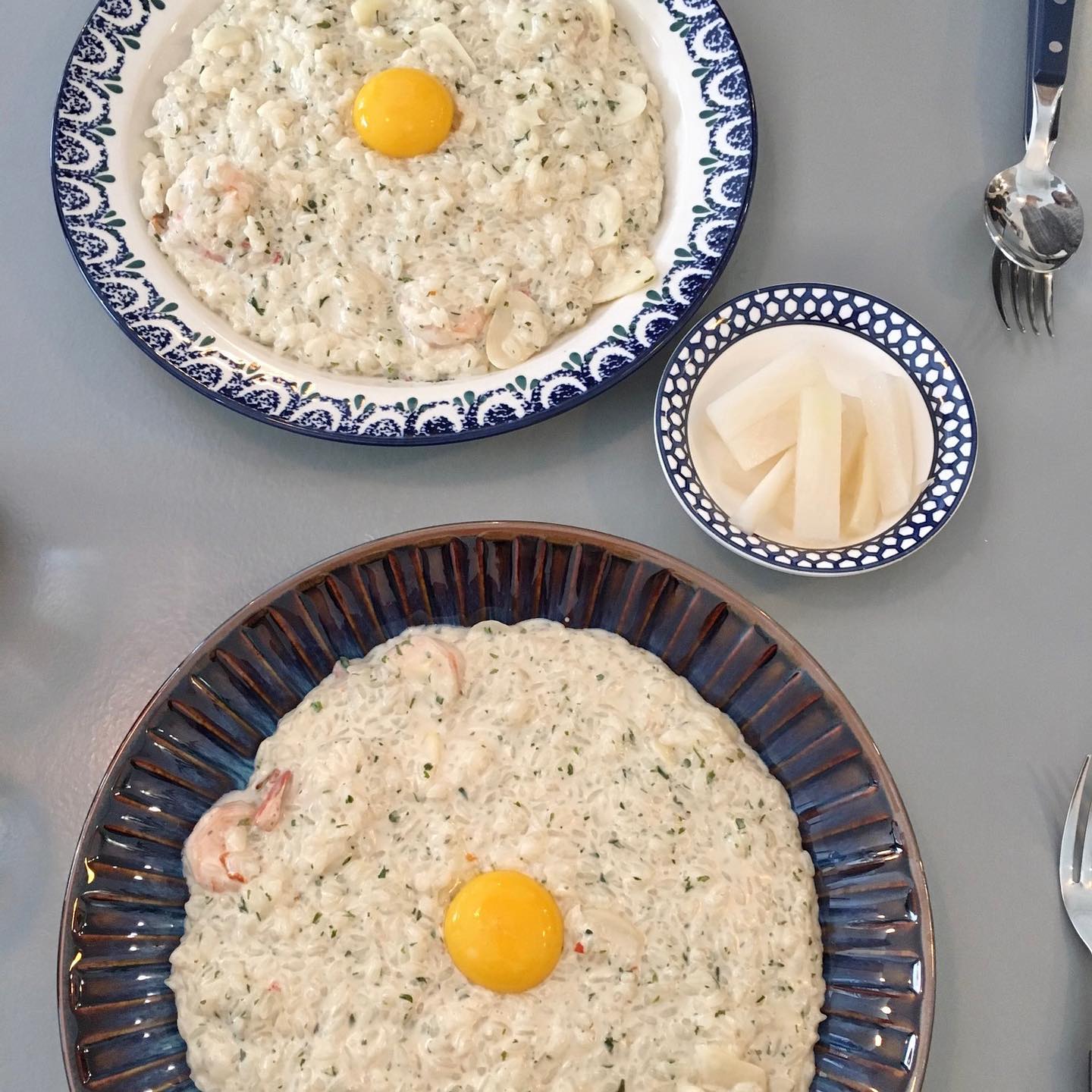 오랜만에 고등학교 친구들 만나서
맛있는 음식을 먹으며 수다 떨기 🍽️👭
⠀
학창시절 이야기하며 시간 가는줄도 몰랐던🤭
⠀
결혼하거나 아이가 있는 친구들도 있고
커리어우먼으로 열심히 사는 친구들고 있고
각자의 자리에서 최선을 다하는 우리가 넘 멋있다✨
⠀
예전 내 모습 그대로를 기억해주는 사람들이 있다는건 정말 큰 축복..💛 
이 관계들 소중이 잘 이어가야지!