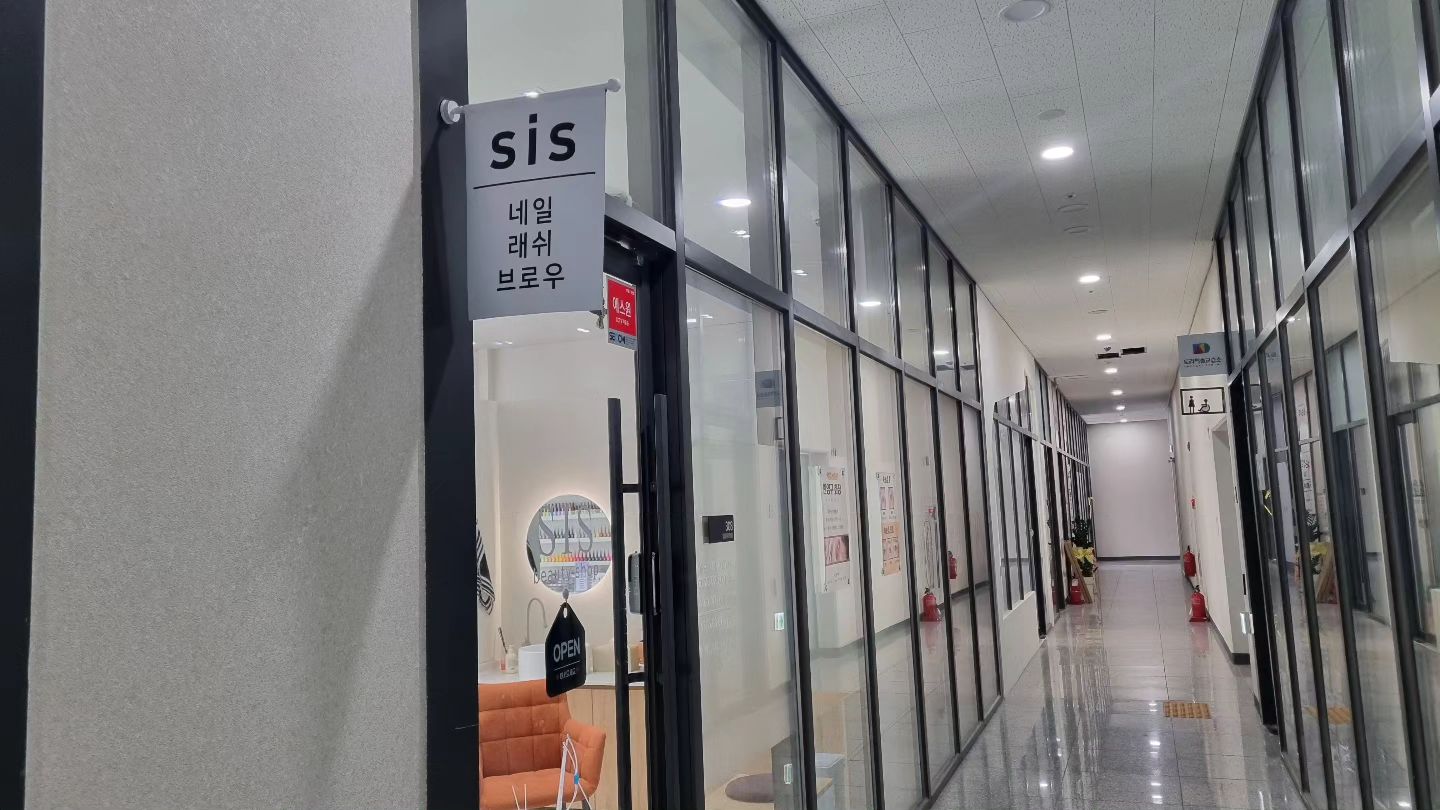 네일 할 시기가 와서 진천동 근처 약속 가는 김에 
진천동 네일 찾아서 온 씨스뷰티
편하게 네이버 예약으로 한 후 시간 맞춰서 도착 :)
두껍고 말리는 손톱이라 사장님께 내 손톱 특징을 말해드리니
섬세하게 케어해주심👏🏻
꼼꼼하게 그리고 편하게 해쥬셔서 네일 받는 내내 기부니 죠음 :)

#대구달서구네일 #달서구네일 #대구네일 #진천동네일 #상인동네일 #대구진천동네일 #달서구진천동네일 #이달의아트 #여름네일아트 #네일아트 #여름네일