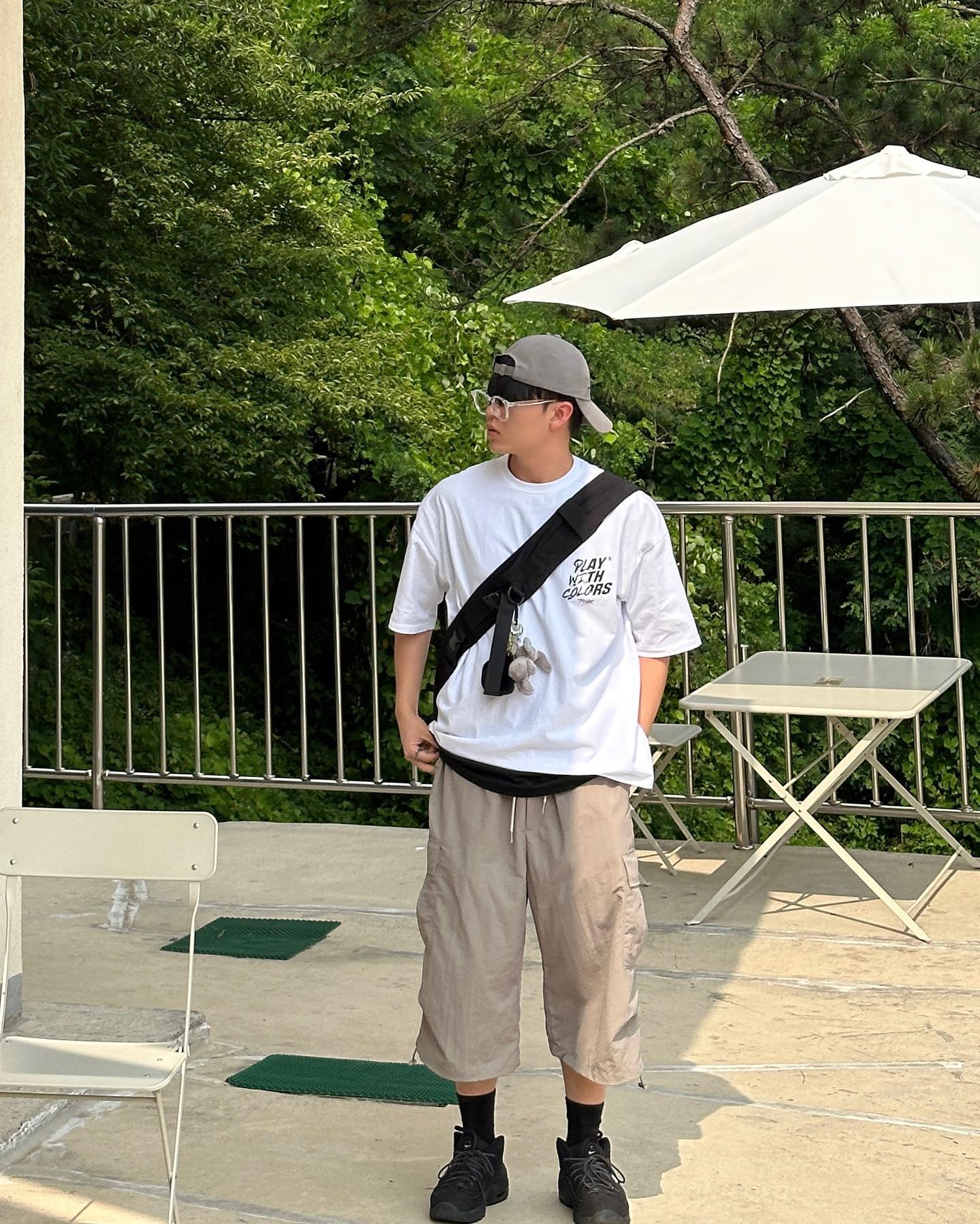 #협찬 mplayground_official 

홍대에서 엠플레이그라운드 못 보신 분 없으시죠?!
홍대가면 무조건 들려야되는 필수코스 중 하나인 엠플레이그라운드에서 저를 불러주셔서 다녀왔습니다 💨

엠플레이그라운드에는 옷 뿐만 아니라 모자, 가방, 악세서리 등 3천여가지의 아이템이 준비되어있었는데요
정말 없는게 없었습니다 (이러다가 음식도 팔겠어요)

저는 블랙처돌이이지만 여름인만큼 시원한 느낌을 내고싶어서 화이트와 베이지톤으로 착용해봤습니다 ✌🏻

이렇게 해서 얼마나면..
모자, 티셔츠, 바지, 양말..!
머리부터 발 끝까지 10만원,,,
가격 미치지않았나요ㅜ

모두 엠플그하세요 🤭

엠플레이그라운드 홍대2호점 / 서울 마포구 어울마당로 94

#협찬 #엠플레이그라운드 #mplayground #홍대쇼핑 #hongdae #스트릿 #스트릿룩 #스트릿코디 #패션 #패션코디 #fashion #ootd #좋아요반사 #좋반