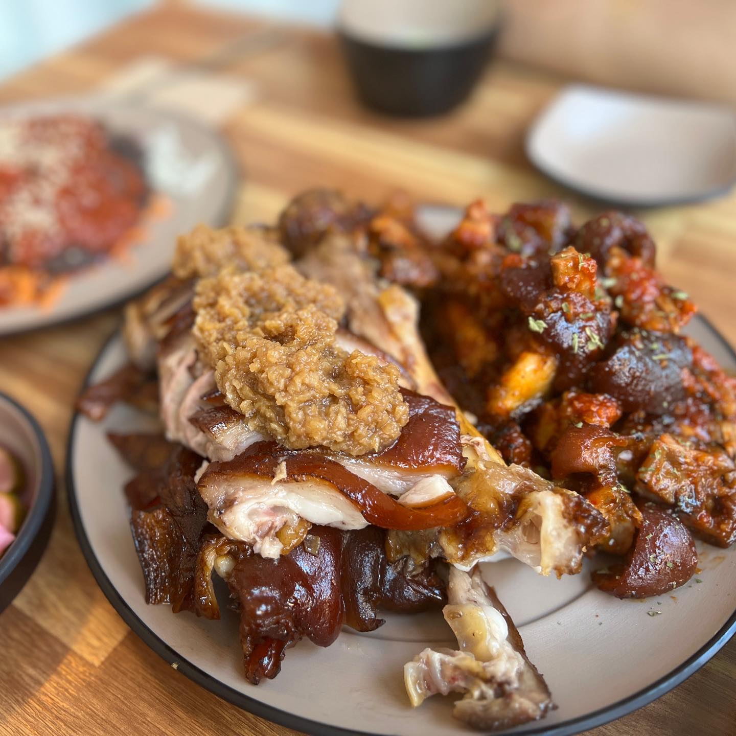 전주 중화산동에 위치한 프렌차이즈가 아닌 개인업체로 모두다 ’수제‘로 만들고 있는 “일타족발” 방문!
국내산 생족을 당일에 공급받아서 당일에 만든 음식은 당일판매 원칙을 고수하셔서 건강하고 안심되는 외식.
족발보쌈뿐아니라 김치 및 소스까지도 전부 좋은재료를 직접 공급받아 수제로 만든다고 하시니 진짜 내 가족이 먹을 음식을 만드시는구나 느꼈음.
오픈주방이라 더욱 믿고 먹을 수 있겠구나 싶었음.
기타 반찬에 특이하게 사골육수를 주셨는데 뜨끈하니 속이 싹 풀렸음.👍🏻
반반족발(불족+마늘족발) 중사이즈 37,000(+1,000원)을 시켰고 사이드 별미막국수 6,000원 주문완.
족발이 진짜 탱글하니 촉촉하였고 잡내가 하나도 안나고 맛있었음! 밑반찬들도 깔끔하니 쌈에 같이 싸먹으면 환상! 불족발은 맵기조절가능해서 덜맵게 부탁드렸는데 알싸하고 매콤!한 맛이 부들촉촉한 고기에 잘 베였고 불향까지 나서 더욱 맛있었음. 마늘족발에 마늘소스도 적당히 달큰알싸해서 족발이랑 잘 어울렸음!!
막국수는 별미라고 써있는데 진짜 별미… 매콤한 양념이 입맛을 더 돋구는듯! 꼭 사이드 시켜서 쌈에 같이 싸먹어야합니다!
차슈보쌈은 직접개발한간장베이스로 만든 퓨전보쌈이라고 써있는데 어디서도 보지못한 메뉴라서 다음에 방문해서 꼭한번 먹어보고 싶은 메뉴였음.
야들야들 촉촉한 족발! 온가족이 건강하게 즐길 수 있는 일타족발👍🏻👍🏻

*메뉴 :
-족발(반반, 왕족발, 직화불, 마늘, 냉채)
-보쌈(반반, 차슈, 차슈불, 차슈마늘)
-사이드(막국수, 계란찜,주먹밥)

*주소 : 전북 전주시 완산구 화산천변3길 12 (중화산동2가) 1층 일타족발
*연락처 : 063-909-0979
#전주족발 #전주보쌈 #전주맛집 #완산구청맛집 #중화산동맛집 #효자동족발보쌈 #리뷰노트 #협찬 #후기 #맛집 #일타족발