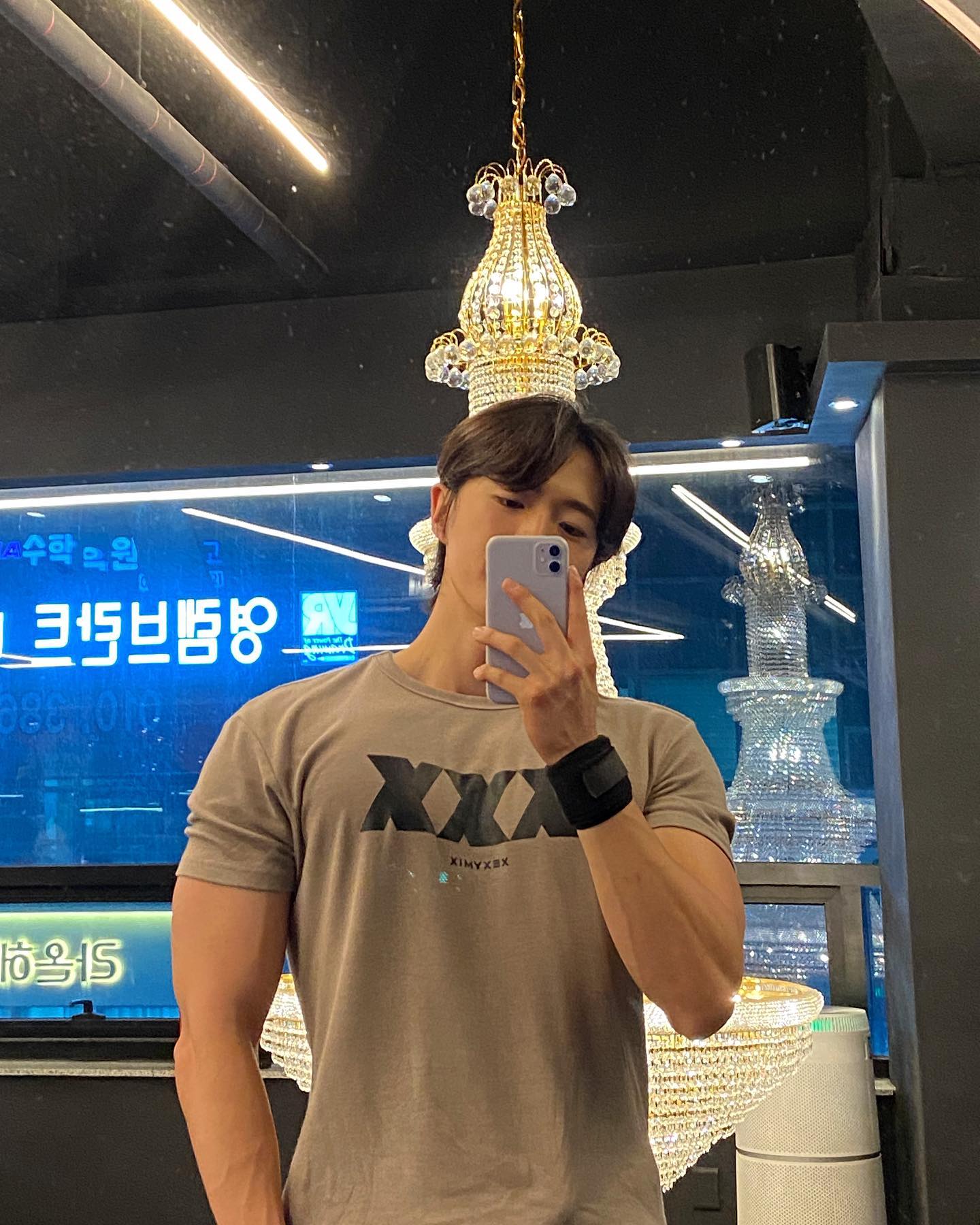 #오운완
2023.06.23

📌근손실 복구 프로젝트 D+70
📌가슴 / 삼두
📌유하 - Cherry On Top

금요일인데 술도 안 마시고 부스터에
취하신 분들 사이에서 오늘도 오운완

저는 등에 비해서 가슴이 좀 빈약해서리

약점을 보완하기 위해서 요즘은
가슴을 다른 부위보다 열심히 해주고 있습니다
(전면은 헬린이 후면은 고인물)

그래도 등으로 당겨주는 맛이 넘 좋긴해욯 헤헤

열심히 밸런스 맞추다보면 
결국 다 좋아지겠죠 뭐🙄

별일없이 운동 잘 했다고 생각의 흐름대로 피드 쓰면서 
프로틴 대신 호가든 한 잔과 함께 오늘 하루 마무리🤪