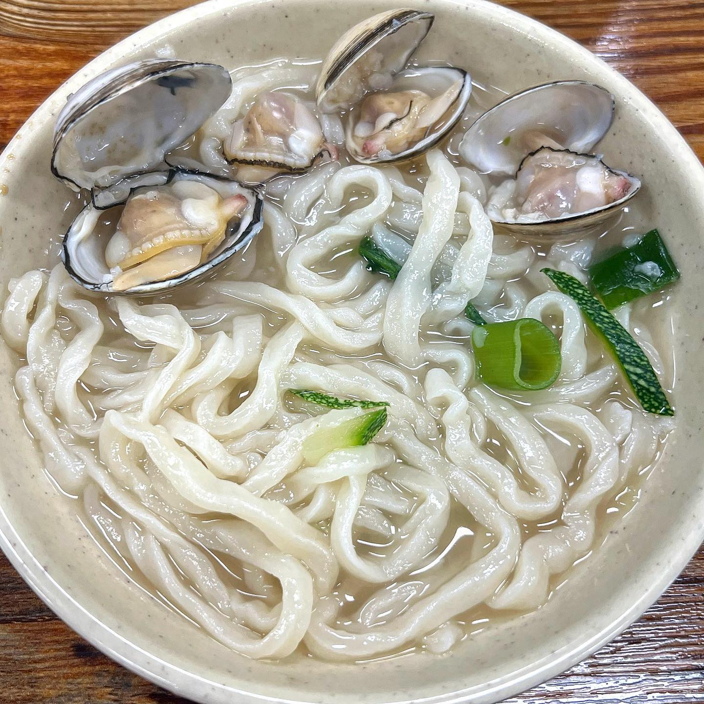 대전에서 칼국수하면 생각나는 곳 #오씨칼국수
쫄깃한 손칼국수 먹으러 갈 사람!!??

인생 칼국수🤤 미친 면발에 매운 김치까지 한번 먹으면 두번 세번 또간다는 맛집 '오씨칼국수' 입니다.

물총조개가 가득 들어있으면서 마늘이 팍팍 들어간 육수, 엄청나게 매운 김치가 포인트인 집이에요. 너무 매운 김치라 조금씩 먹게 된다는ㅎㅎㅎ 면발이 미쳐서 계속 들어가더라구요💛

해물파전은 바삭바삭함을 잘 살리고 매콤해서 느끼하지 않아요. 오징어가 많이 들어가 있어 씹는 맛도 일품👍🏻

도룡동에도 생긴걸 이제 알았네요. 신세계 백화점 근처에 있어 쇼핑하다가 식사하러 가기 좋아요. 웨이팅이 항상 있으니 일찍 방문하시는 걸 추천드립니다.

🌱손칼국수 8,000원
🌱해물파전 11,000원
🌱물총조개 1kg 13,000원

📌오씨칼국수 도룡점
🔹위치: 대전 유성구 엑스포로151번길 19
🔹영업시간: 11:00 - 21:00 브레이크타임 15:00 - 16:30
🔹전화번호: 042-861-9972

#오씨칼국수 #대전맛집 #도룡동맛집 #유성맛집 #대전칼국수 #대전맛집추천 #오씨칼국수도룡점 #칼국수맛있는집 #칼국수맛집 #칼스타그램 #muk  #mukbang #foodi #먹팔 #먹팔해요 #먹스타맞팔 #먹팔맞팔 #선팔하면맞팔 #대전여행 #대전여행코스 #칼국수그램