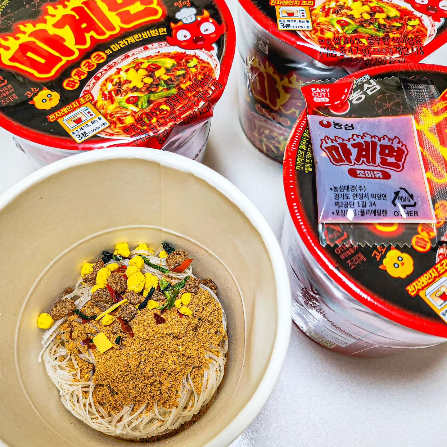 #광고
마라중독자라면 당연히 먹어봐야 할 마라계란비빔면🍜
계란 건더기와 얼얼한 마라소스, 쫄깃한 쌀면에 매콤함까지❤️
전자레인지로도 조리할 수 있어서 넘 간편했어요!
사실 마라맛이 많이 날까? 싶었는데 마라 특유의 얼얼함이 그대로 느껴져서
마라중독자인 저는 넘넘 만족스러웠어요👍
간단하게 요기하기에도 좋고 술안주로도 좋을 것 같아요
손잡이를 만들 수 있도록 되어있는데 좀 신박하더라구요??
GS25에서 구매할 수 있다고 하니 맛이 궁금하신 분들은 빨리 고고🏃
.
.
#농심 #마계면 #편의점신제품 #편의점컵라면 #GS25 #마라계란비빔면