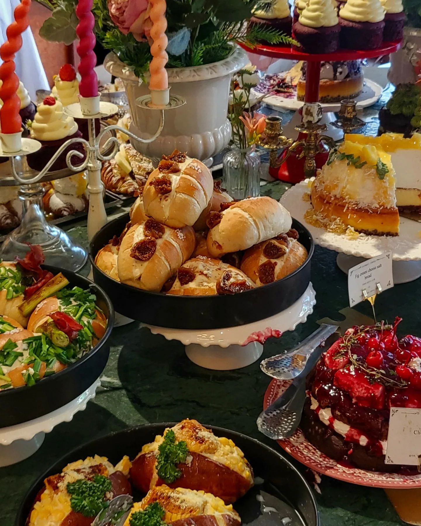홍대 연남에 있는 디저트 성지&핫플에 다녀왔어요!!🍰
눈을 뗄 수 없는 가지각색 디저트 맛집은??!!🧁🎂🥐
.
.
.
.
#홍대 #연남동 #디저트 #케이크 #크로와상 #앤티크커피