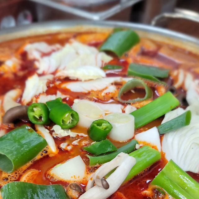 유리 on Instagram: "협찬 #우뚝 #마장동우뚝망원본점 #마장동우뚝 #망원동국밥 #망원 #국밥 #망원동맛집 어머나 저가격에 한우곱창전골 한우곰탕이라니🙈 중간 마진없이 마장동에서좋은고기