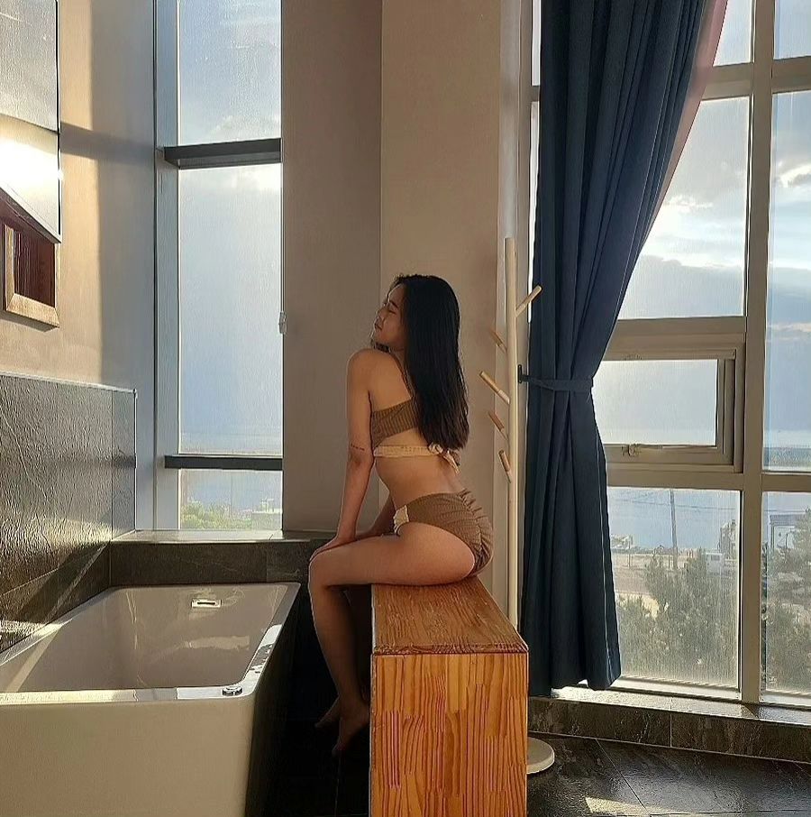 🤎🤎🤎🤎

Sunny and ⛅️ 

#photography#photooftheday#photo#swimwears#outfitoftheday#fashionstyle#selfie#daily#hotel#hotelview