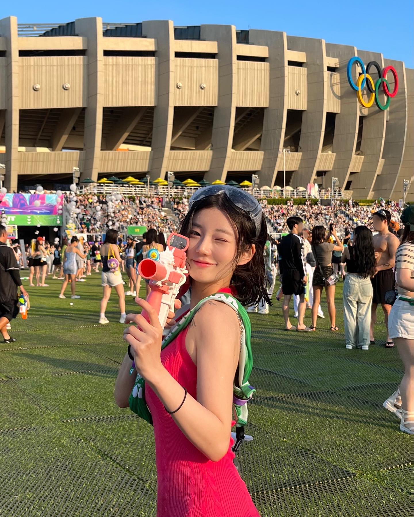 손들어 !  움직이면 쏜다🔫💦
.
.
.
#워터밤 #워터밤서울 #워터밤2023 #waterbomb #waterbomb2023 #페스티벌 #페스티벌룩 #물총 #서울페스티벌 #서울 #순천 #광양 #여수 #오오티디 #오오티디룩 #ootd #좋반 #좋아요반사 #좋아요테러 #잠실운동장 #잠실운동장보조경기장 #잠실 #00 #00년생 #インスタ映え #いいね #いいね返し #フォロー #フォロバ #韓国