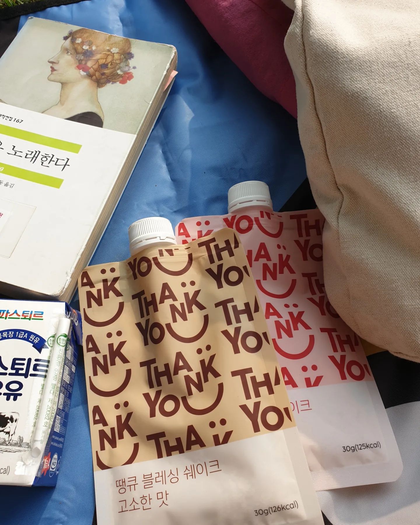 날이 좋아 한강 나들이~맛있는 땡큐 블레싱 쉐이크를 먹어야하건만 현실은 치킨과 밥 그리구 한강라면🤣
내일은 #땡큐블레싱쉐이크 로 식이조절하기~! 날은 좋은데 너무 덥다🤣
#땡큐블레싱쉐이크 #이미나의블레싱♥️ #한강오랜만 #열정부자치킨양 #치킨양