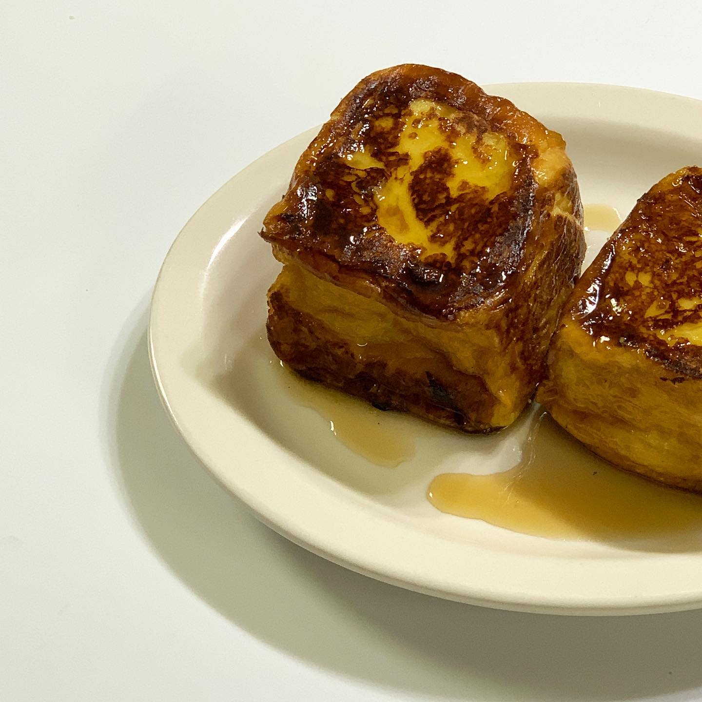사실 식빵을 구운 목적은 이거였다고 봐야••🍞 두툼하게 잘라서 오랜시간 푹 담궈놨다가 구운 부드러운 프렌치토스트 🍞😉 부들부들 달달한 주말의 맛 (?)😇