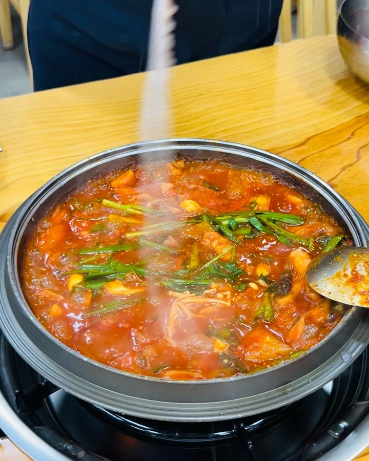 📍짱구네 본점 영종도
이미 너무 유명해서 꼭 가보고 싶었던 짱구네

메뉴는 빨간거,하얀거 두가지 있는데
매운거 좋아해서 빨간거로 픽
보기엔 매워보이지만 하나도 안매웠음

그날 잡은 싱싱한 국내산 생낙지로 
너무 쫄깃하고 맛있다 !
양념도 맛있고 칼사리랑 볶음밥은 필수다

예상대로 맛있어서 강추👍

1인분-30,000원X인원수
칼사리 1인분 3000원
볶음밥 1인분 3000원