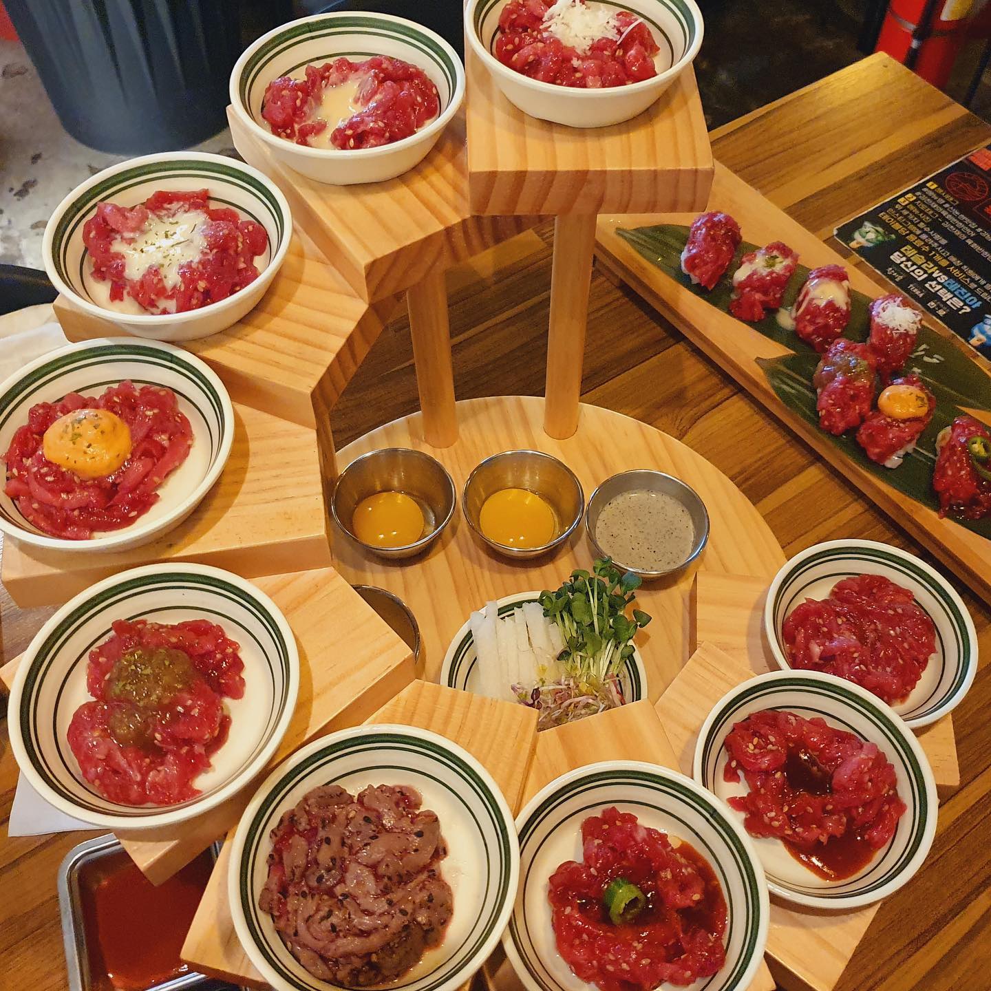 #협찬 #김천재의육회반한연어 
신논현본점 beeflovesalmon 

육회 9종이 각 50g씩 나와
골고루 맛볼 수 있어 너무 행복🫶🏻
다양한 육회가 계단식으로 플레이팅 
되어 있어 보는 재미 먹는 재미 
두 마리 토끼를 다 잡을 수 있었어요.

🍖주문 메뉴
#육회를다줄게2 
(육회9종)+(초밥 9종) = 기본+고추장+불+직화+눈꽃치즈+와사비크림+갈릭+로제+콩물 
#연어덮밥 1개 

비주얼도 좋은데 맛도 있어 손님들이 바글바글 하더라구요. 
역시 인기많은 맛집은 이유가 있나봐요.💭✌🏻

김천재의육회반한연어 신논현본점
서울 강남구 강남대로118길 47 2층 
매일 10:30 - 오전 04:30
0507-1415-1113

#협찬 #김천재육회반한연어신논현본점 #육회를다줄게9종 #육회무한리필 #연어무한리필 #강남맛집 #강남역맛집 #신논현맛집 #신논현역맛집 #무한리필 #육회맛집 #연어맛집 #논현맛집 #맛스타그램 #먹스타그램 #맛집탐방 #강남데이트