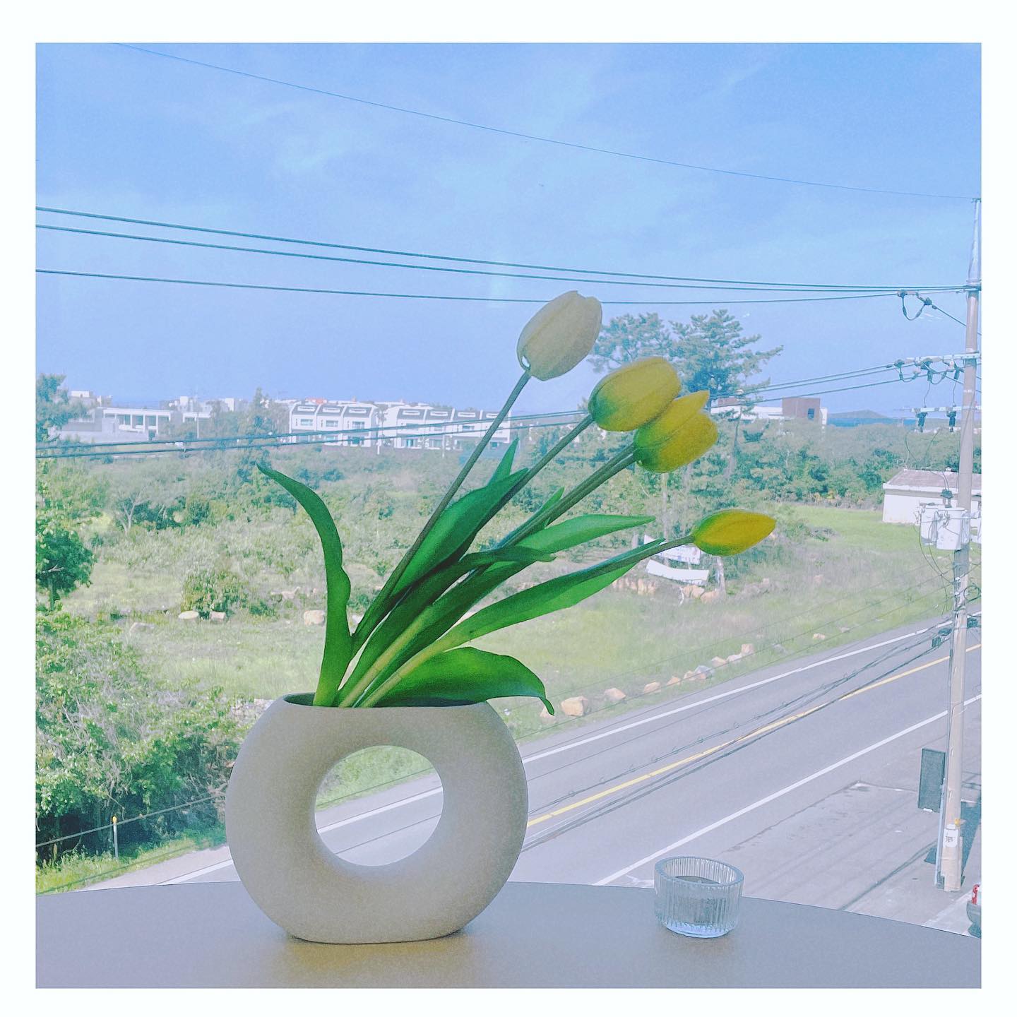 중요한 시험이 끝났다. 원하지 않았지만 4번째 시험이었다. 이번 시험을 준비하면서 스스로와 굳게 약속한 것이 있다면 ’이번에도 떨어지면 내년에는 시험을 보지 말자.‘라는 굳은 결심을 하였다. 너무나도 힘든 날들이었고 힘든 것 보다는 아픈 날들이 더 많았다. 우리의 마음과 정신 그리고 육체는 모두 연결이 되어있다. 각자의 위치에서 균형을 지키고 있다. 하나가 무너지면 모든게 다 무너지는 시스템을 지니고 있기에 잘 지켜내야 한다. 그렇다면 과연 나는 잘 지켰을까? 

지키지 못했기에 힘들었고 아픔으로 가득한 날들이었다. 육체적으로 아픈 것보다, 스스로를 비난하고 채찍질 하는 순간들과 헛구역질을 할 정도의 불안들이 나을 갉아먹고 있었다. 나는 나에 대한 기준이 매우 엄격한 사람이고, 스스로를 과대평가를 한다. 그리고 이러한 모습들은 타인의 시선을 과하게 신경을 쓰게 만든다. ’누군가가 나를 한심하게 보지 않을까? 남들이 하는 걸 왜 나는 못하지? 나의 노력은 지금 부족한걸까? 그럼 더 해야지. 더 열심히, 더 많이, 몸이 아픈건 지금 중요하지 않아. 이걸 해내지 못하면 나는 쓸모없는 사람이 되는거야. 그러니까 어떻게든 해야해. 그런데 만약 합격하지 못하면 어떻게 하지? 그때의 나는 과연 잘 견뎌낼 수 있을까? 아무렇지 않은 머습으로 괜찮아 하면서 아쉽다고 내년에 다시 도전해야겠다고 웃으면서 말을 할 수 있을까?’ 수 많은 부정적인 생각들이 하루하루 나의 발목을 잡았다. 나는 이 순간들이 지긋지긋해서 어느날은 울기도 했고, 어느날은 악을 쓰며 꾸역꾸역 글씨들을 눈에 담았다. 

시험이 모두 끝난 지금, 지난 날을 후회한다. 열심히 하지 못해서 라던가, 모의고사 문제를 더 못 풀어봐서와 같은 이유는 아니다. 너무 나 자신에게 가혹했어서, 나를 돌보지 못하고 몸도  마음도 엉망이 될 정도로 스스로를 몰아세웠다는 것에 대한 죄책감이 마음 한 구석에 자리를 잡아버렸다. 이미 끝난 시험은 어쩔 수 없다. 결과를 기다리면서 원하는 결과가 아니더라도 그것에 너무 슬퍼하거나 억울해하지 않을 수 있기를 바란다. 

삶은 시험의 연속이고, 그 삶에는 정답이 없다. 그런 삶을 살아가고 있다. 하지만 이왕이면 그 삶이 이제는 행복한 순간들, 감사한 시간들로 가득하길 바란다.

-
버텨온 나, 고생했어🍀

💌마음을 위로하는 시간, 달숲 스튜디오 dalsoop.studio