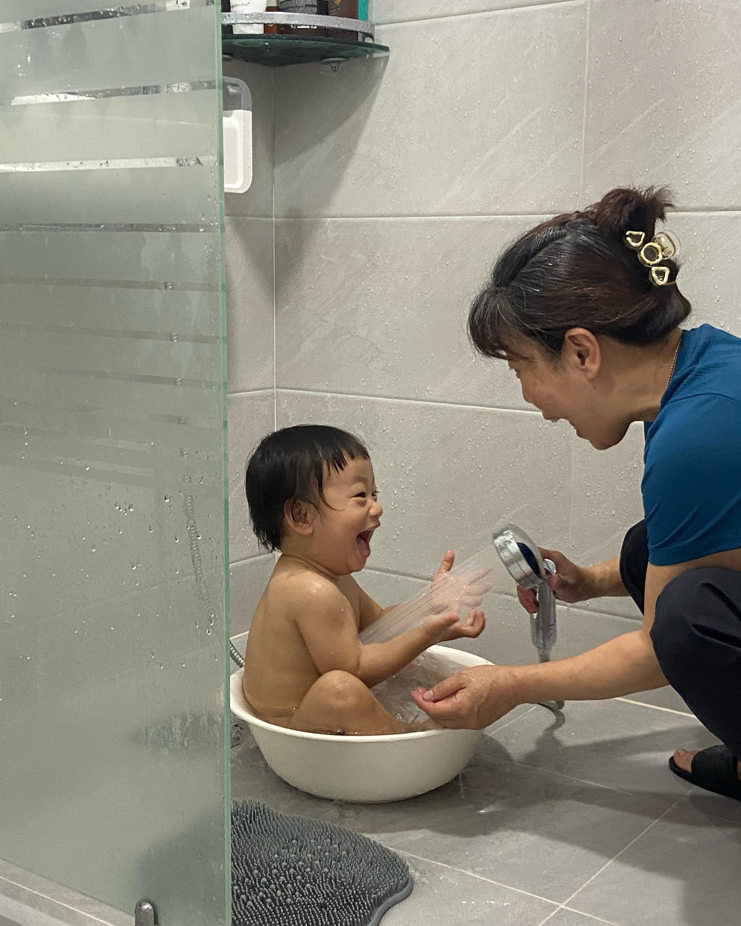 너의 주말은 행복했던것 같다 🥹❤️🤍
몸이 점점 무거워져 시댁에도움을 받으며 주말보내기🤍 
어제는 아온이 시부모님댁에서 재우고 신랑이랑 오랜만에 영화데이트❤️ 구남친현남편 이라며 ㅋㅋㅋㅋㅋㅋ 영화 시작전 결혼기념일이 언제였지? 하고 둘이 재잘재잘 ㅋㅋㅋㅋㅋㅋ
워낙 기념일을 서로 안챙기는걸 좋아하는지라 세상 몇일이었는지 기억 안나는 결혼 기념일 ㅋㅋㅋㅋㅋㅋㅋㅋㅋㅋ 
둘찌딸맘 확정이라 이제 예쁜거만 눈에 보이는 아온마미 🤟🏻🌸