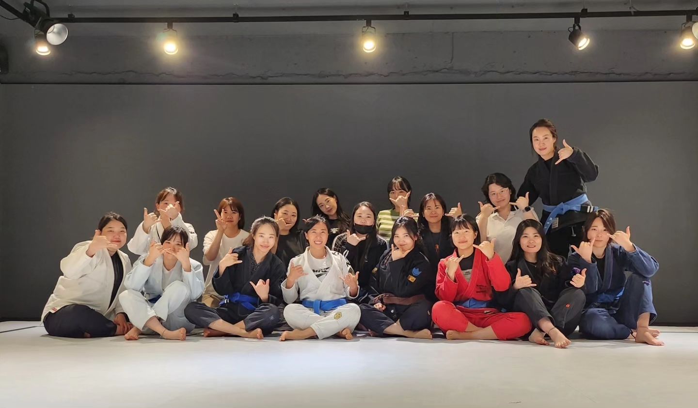2023.06.24 주짓떼라 정모기록🫡

와 진짜 역대급 만남이었다
모임장소까지 5시간 걸렸는데
우리체육관 시그니처인 빨간도복을 입고
10시간을 왕복한 보람이 너모너모 있었다

기술도 배우고 
친구들과 언니들도 사귀고
나눔물건까지 서로 주고받으며
나는 도복까지 얻었다!!!!👐만세~!

서울숲에 있는 니온밸리 주짓수
시설도 깨끗하고 내체육관처럼 아늑했다
정말 배째지게 웃다가 
볼터지게 웃다가 헤어짐이 너무 아쉬웠다
이스케입 게임이 되어버린 색판뒤집기도
내가 변질자 대표였지만 몸으로 말해요 게임도 정말 재밌었다
(생각하니 또웃김)ㅋㅋㅋㅋㅋㅋㅋㅋㅋㅋㅋㅋㅋㅋㅋㅋㅋㅋㅋㅋㅋ

이번정모때 못만난분들 다음정모때 꼭 만나요❤️
다음정모때는 무슨도복 입고갈까?

kneeonbelly.bjj
fightersmarket_korea ersmar
#주짓떼라 #정모
#진주 #평거동 #하대동 #주짓수 #mmafactory #마차도주짓수