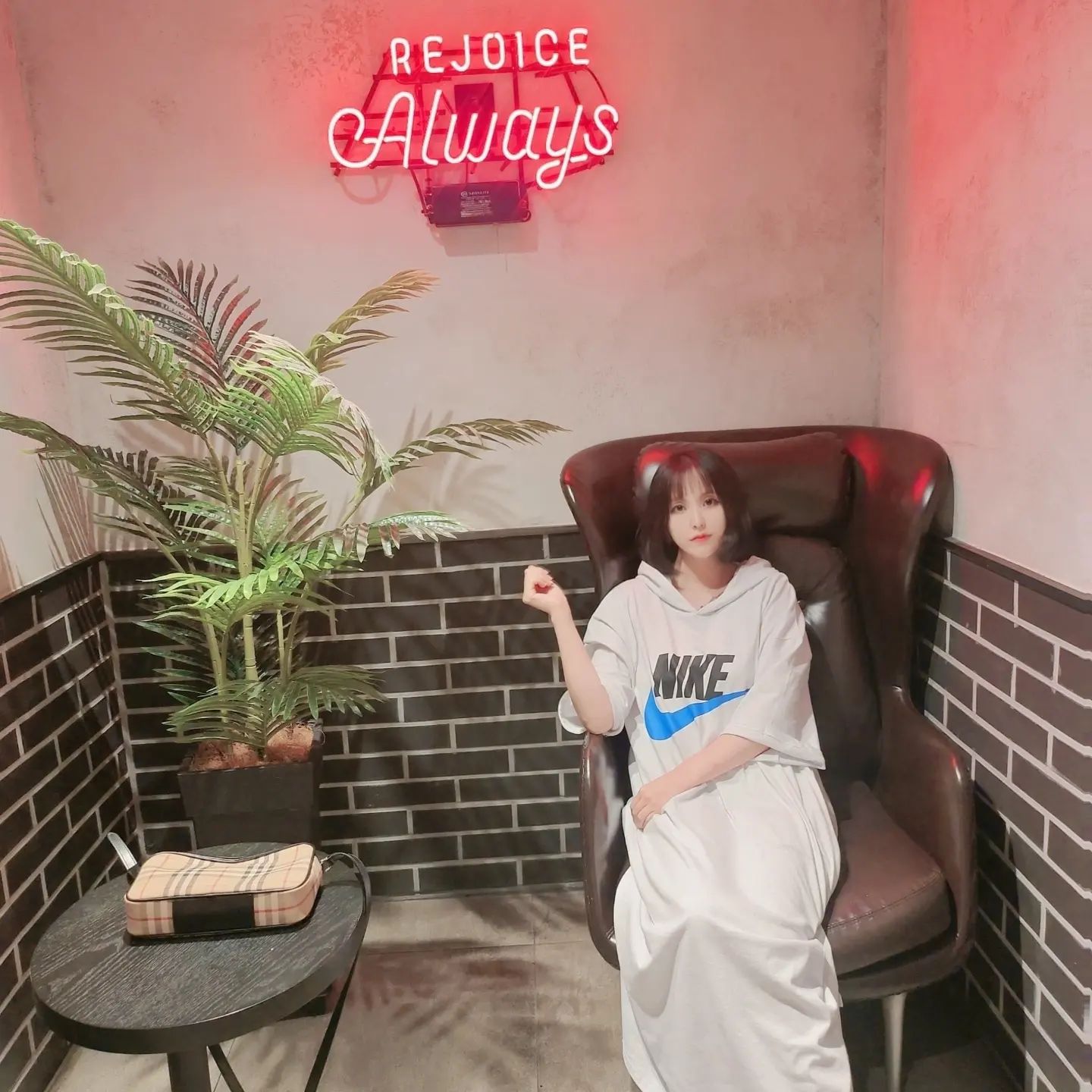 #협찬 #레드버튼

꺄 보드카페 다녀왔어요~~
오랜만에 갔는데 역시 넘 재밌눈 보드게임😍😍

태블릿으로 게임설명도 해주고, 스낵도 태블릿으로 가능하더라구요? 편리해진 세상😘😘
(치킨시켰는데 치킨맛집♡ 넘존맛탱)

아 그리고 제가 젤 좋아하는 게임들 했는데 숫자맞추기 게임이랑 포커게임했어요ㅋㅋㅋㅋ

여러분 도박은 위험한겁니다.
마지막에 모두 올인하길래 저도 올인했는뎈ㅋㅋㅋㅋㅋㅋㅋㅋㅋㅋㅋㅋ
그 결과....

제가 이김🤩🤩 (도박의 중요성)ㅋㅋㅋㅋㅋㅋㅋㅋㅋㅋㅋㅋㅋㅋㅋ

✅️개별룸으로 되어있어 프라이빗하게 게임 즐길 수 있어요.
✅️태블릿으로 게임설명 들을 수 있어서 중간중간 게임 룰 잊을때마다 태블릿으로 볼 수 있어요.
✅️음료와 스낵도 태블릿으로 시킬수 있어요 (완전편리♡♡)
✅️마지막 인테리어도 완벽그잡채❤️❤️

🚩대구 중구 동성로3길 62(공평동)2층

⏰️월~목 13:00 ~ 익일 1:00, 금 13:00 ~ 익일 2:00
토 12:00 ~ 익일 2:00, 일 12:00 ~ 익일 1:00

#동성로놀거리 #동성로데이트 #동성로보드게임카페 #동성로이색데이트 #동성로맛집 #동성로실내데이트 #레드버튼동성로2호점 #대구보드게임카페