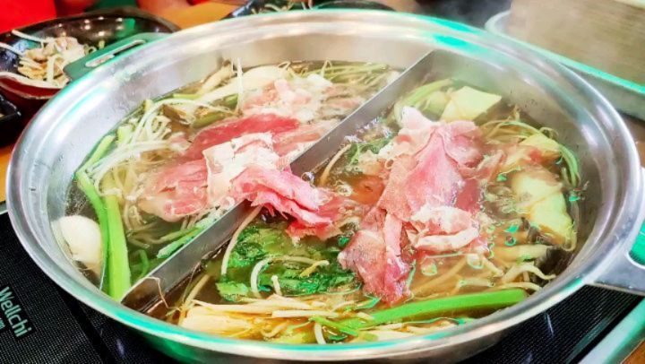 일공공샤브.. 
평거동에 위치하고 있는 곳.

편백찜, 샤브샤브, 월남쌈까지 무한으로 즐길 수 있어서 가성비 갑이라는..

가족외식장소로 단체모임으로 추천합니다.