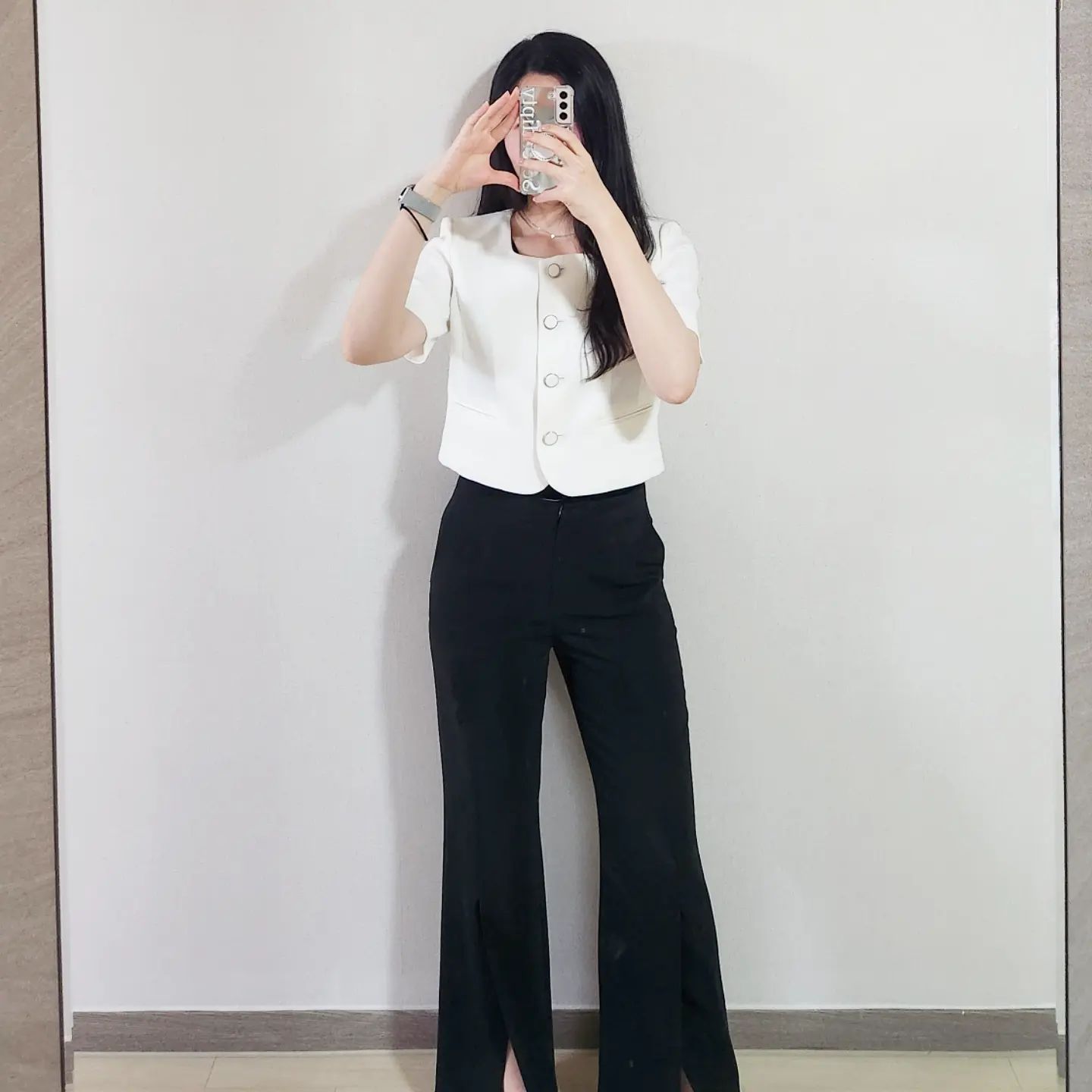 단추 풀기 vs 잠그기 !

뭐가 더 괜찮나요 ❓

#직딩 #직딩출근룩 #ootd #ootdfashion  #직장인돌려입기 #직장인룩 #직장인출근룩 #직딩데일리룩 #직딩델룩 #맞팔 #선팔 #직딩현실룩