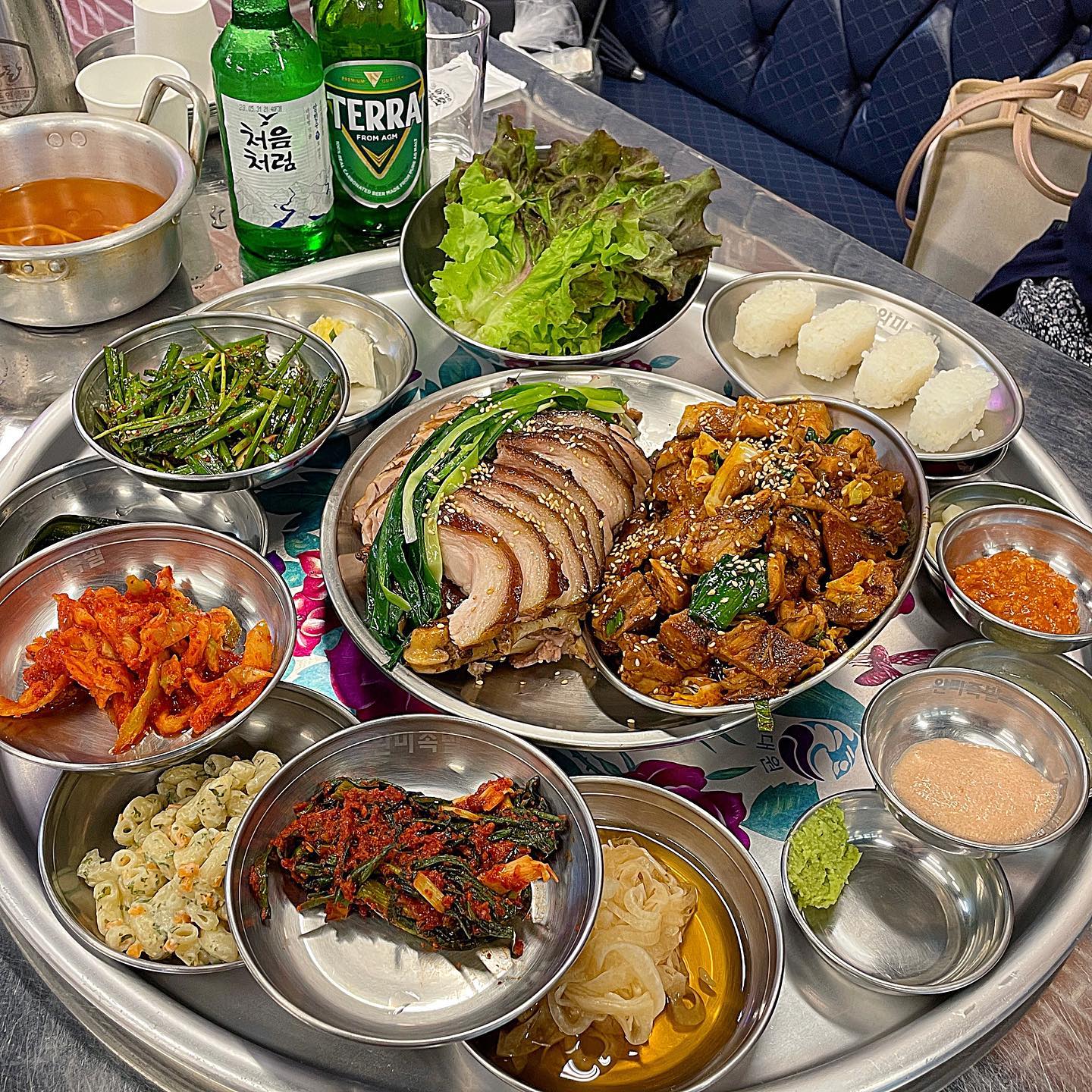 [춘천] 완미족발

레트로한 분위기의 족발 맛집

남도식 족발 한상차림으로
테이블 꽉 채울정도로 한상 차려져
헉 소리나게 만드는 한상차림!🫢

여러가지 반찬과 소스들이 있어
질리지 않고 더욱 맛있게 먹을 수 있어요✨

22가지의 한약재를 넣어 만든 족발은
야들야들 그자체!!
올 여름 보양은 족발로 끝😘

다른 족발집에서 볼 수 없는 메뉴인 마라족은 마라향이 너무 쎄지 않아 더욱 맛있어요

또 하나의 메뉴인 산더미막국수!
다른데서 막국수를 주문하면 감질맛나게 조금 나오는데 산더미 막국수는 막국수만 먹어도 배부를 정도의 양을..🫶🏻

막국수에 족발 얹어 파숙지와 부추 올려 한쌈 싸먹으면 진짜 행복 그자체!!🥹

오마카세에서만 볼 수 있던 명란쌈장도 소스로 나와 족발에 명란쌈장 얹어 먹으면 말해뭐해 정말❣️

소주 한잔에 족발한상 먹으면서 같이 나오는 콩나물국으로 해장까지 완벽👍🏻