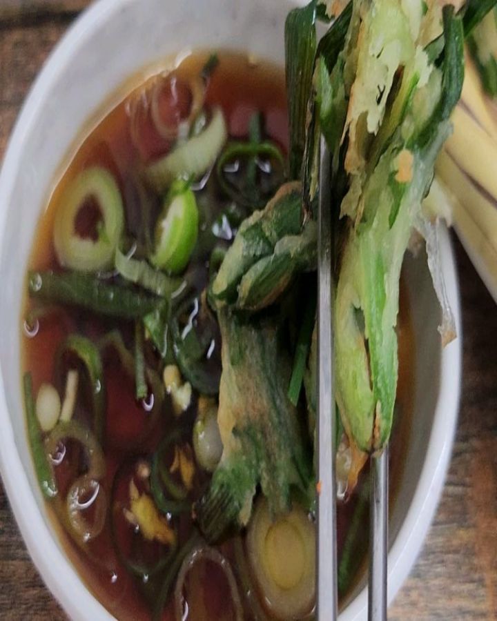 🥢서리단길국수

주소:경남 양산시 물금읍 화산길 13-1 1층 일부
전화번호:0507-1319-2025
영업시간:화~일11:00~19:00/매주 월요일 정기휴무

양산 서리단길에 국수 전문점이 새로 생겨 황산공원에 갔다가 양산국수 맛집 서리단길국수에서 맛있는 국수를 먹고 왔다~
핑쿠핑쿠 외관이 랑랑이와 써니가 딱 좋아하는 스타일인데!!ㅎㅎㅎ

고명이 듬뿍 올라간 온국수는 육수가 주전자에 준비되어 나와 육수를 붓고 먹을 준비를 해보는데 진한 멸치육수가 건강해지는 느낌이 듬뿍!! 

비빔국수도 야채고명이 듬뿍 올려져 비주얼부터 맘에 쏙~ 드는데 매콤달콤하면서 새콤한 양념이 나두 모르게 엄지척이 절로나오네.ㅎㅎㅎ

국수 먹을 때 빠질 수 없는 김밥도 왤케 맛있는거지 기본김밥이라 딱 집에서 엄마가 싸주던 그맛이네~

서리단길국수 부추전은 파삭파삭하면서 오징어가 듬뿍들어 씹는맛까지 일품이라 막걸리가 급 땡겼지만 내일 출근이라 꾸~욱 참음~

며칠동안 비소식이 있는데 비오는날 먹어도 예술일 듯~

#협찬 #리뷰노트 #양산맛집 #양산국수 #물금맛집 #서리단길국수