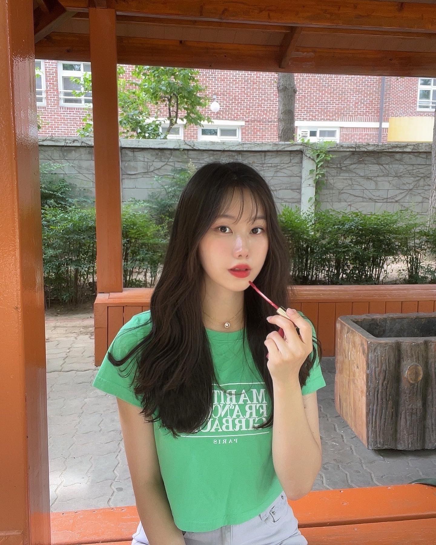 #유료광고 #립힙 #롱래스팅립매트 7color

liphip.my 

매트타입 틴트인데도 
어느 정도 보습감과 오일리함이 있어
건성인 제 피부에도 딱 맞았어요.
입술 잔주름과 각질 부각 없이 가볍고 쫀쫀하게 
딱 달라붙어 깔끔한 립연출이 가능해 만족스러웠던 제품💘

01호 누디키스
베이지톤이 도는 핑크색이라 고급 지고 
우아한 꽃잎 누드 
톤다운 된 색감이라 베이스로 깔아준 다음 
더 짙은 컬러를 발라줘도 예쁜 컬러✨

02호 퍼스트키스
쿨톤에게 찰떡인 차분한 로즈 컬러 
채도가 너무 낮지도 없지도 않아 
생기있는 분위기 연출이 가능 

03호 버드키스
오렌지빛이 도는 코랄 오렌지 컬러
형광끼가 있어 얼굴이 화사해지는 
효과가 있어요 💭

04호 프렌치키스
무드있고 차분한 느낌의 mlbb

05호 딥키스
맑고 쨍한 체리레드 컬러
단독으로 발라도 존재감 뿜뿜🫶🏻✌🏻

06호 스위트 허그
웜톤에게 찰떡인 스위트 코랄 컬러 

07호 소프트 허그
맑은 레드와 오렌지가 섞인 컬러 

무엇보다 제일 마음에 들었던 점은 
착색되면 마스크에 묻어나지 않고
밥을 먹어도 잘 지워지지 않는
지속력이었어요

올여름 물놀이 #립힙틴트 로 
생기있는 입술 유지해봐야겠어요 🌊

구매링크
https://smartstore.naver.com/liphip/products/3459200531

#liphip#롱래스팅틴트#여름틴트
#타투틴트 #매트틴트 #벨벳틴트
#틴트추천 #데일리메이크업
#립메이크업 #지속력좋은틴트
