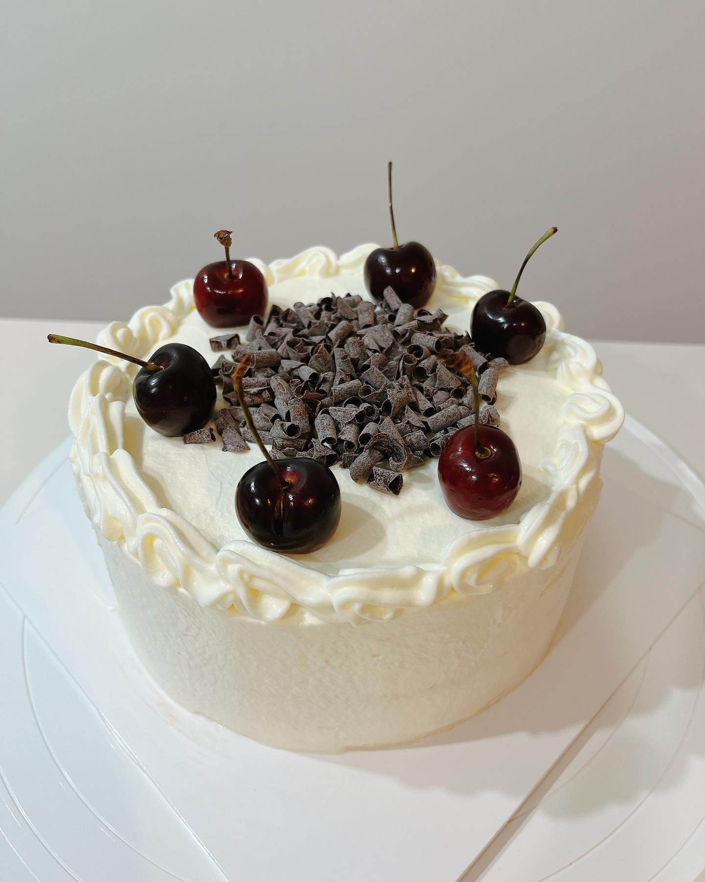 체리케이꾸🍒
이모 생신 케이크를 
만들어봤어요!

초코시트+ 가나슈+ 체리
맛있을수 밖에 없는 조합😍

찌이인한 다크초코🍫와 
새콤달콤 체리 🍒
행복의 조합🤎

단면을 찍었어야 했는데 
없어서 아쉽네요😅

미니 현수막 토퍼까지 
주문해서 꽂아놓으니 
뿌듯한 비주얼 완성이었어요!

#이모생신축하드려요🎉 

이래저래 정리하고 보니
벌써 주말 끝이네요🥲

오늘 일요일 맞는거죠? 
내일 출근 이라니…😭😭
저에게 언제쯤
경제적 자유가 올까요?