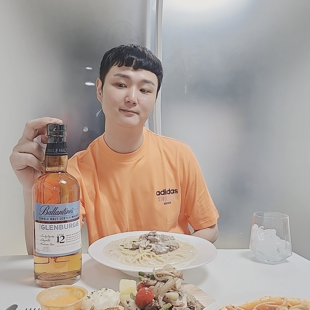 #광고 ballantines_kr ballantines

200년 전통의 위스키 명가, 발렌타인에서 나온 싱글몰트 위스키"글렌버기"❤️

글렌버기 12년 특유의 달콤함과 부드러움으로 누구나 부담없이 마실수있어요😮

술을 즐겨먹지 않지만 한번씩 집에서 즐기기 좋은 술같아요 파스타랑 조합을 마춰봤는데 글렌버기의 진한 과일향 이 파스타의 느끼함을 잡아줘서 너무 좋더라구요😍

19세 이상의 법적음주허용 소비자를 위한 컨텐츠입니다.
Drink Responsibly 경고: 지나친 음주는 뇌졸중, 기억력손상이나 치매를 유발합니다. 임신 중 음주는 기형아 출생 위험을 높입니다.

제품명: 발렌타인 싱글몰트 글렌버기 12년 제조국: 스코틀랜드 수입업소: ㈜ 페르노리카코리아

게시물 리포스팅 시에는 반드시 ballantines_kr 공식 계정을 함께 태그해주세요.

#ballantines #발렌타인 #위스키 #발렌타인싱글몰트 #글렌버기 #위스키추천 #singlemalt #glenburgie #먹스타그램 #푸드스타그램