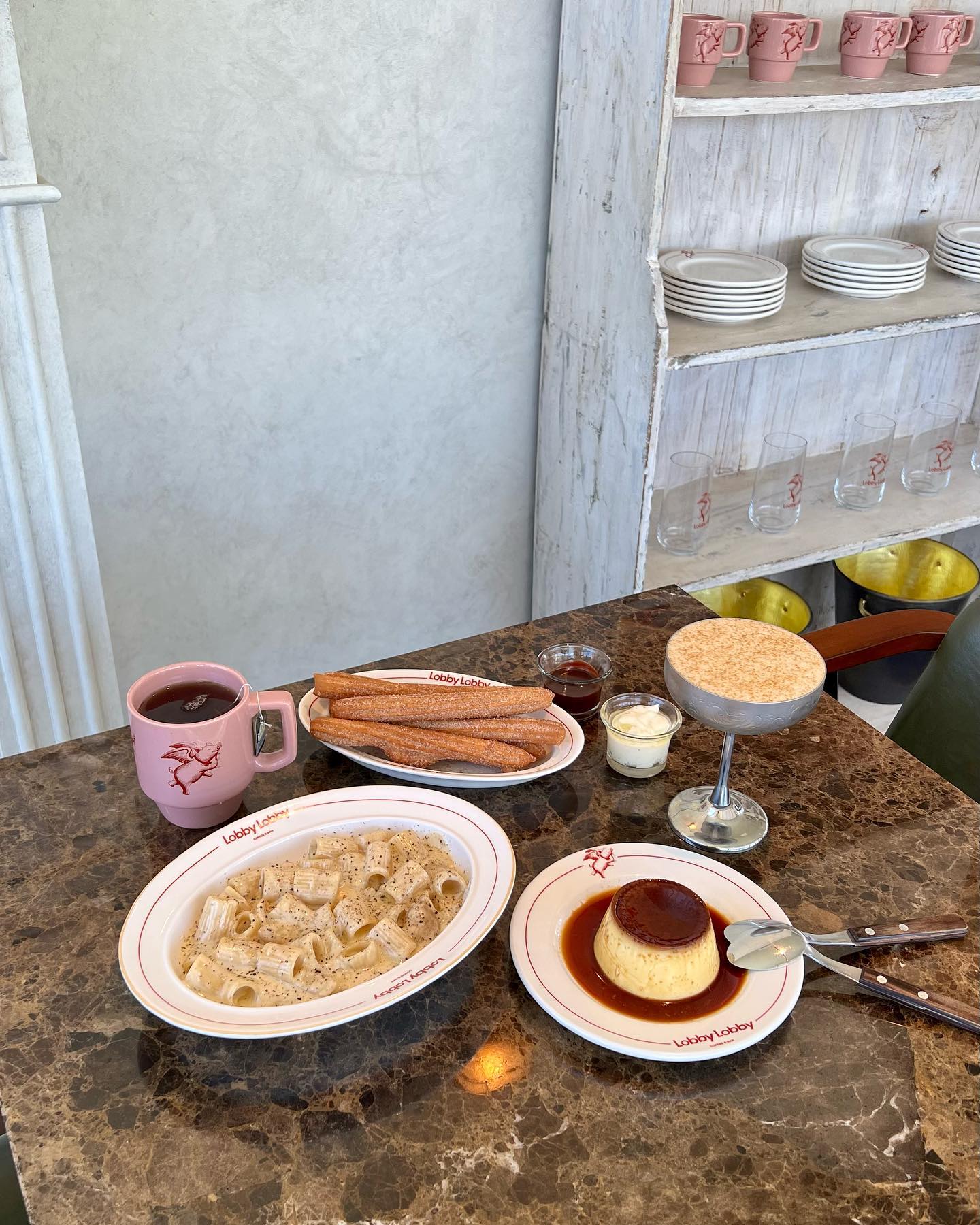찾았다, 대구 수제 츄러스 맛집ᵎᵎ #로비로비 
⠀⠀⠀⠀⠀⠀⠀⠀⠀⠀⠀⠀⠀⠀
대구 이현동에 위치한 로비로비➰
식사 메뉴와 디저트 메뉴 한번에 해결할 수 있는 신상카페라구욤ᵎᵎ 음료뿐아니라 다양한 주류까지〰️ 
⠀⠀⠀⠀⠀⠀⠀⠀⠀⠀⠀⠀⠀⠀
₩ 후추 크림 숏리가토니15,0
-통마늘과 후추 가득 들어간 크림 파스타
⠀⠀⠀⠀⠀⠀⠀⠀⠀⠀⠀⠀⠀⠀ 
₩ 시나몬 츄로스& 초코디핑 소스 8,5 
(+0,5 트러플 치즈 디핑 소스)
-기성품 아닌 수제 반죽으로 만드는 빠삭쫄깃한 수제 츄로스에는 트러플 치즈 디핑 소스 추가 필수ᵎᵎ 
⠀⠀⠀⠀⠀⠀⠀⠀⠀⠀⠀⠀⠀⠀
₩ 커스타드 푸딩 9,0
-바닐라빈 콕콕 박힌 탱글부드러운 푸딩
⠀⠀⠀⠀⠀⠀⠀⠀⠀⠀⠀⠀⠀⠀
₩ 비안코 샤케라토 5,5
-부드러운 맛에 두세잔도 가능할 맛 
⠀⠀⠀⠀⠀⠀⠀⠀⠀⠀⠀⠀⠀⠀
₩ 얼그레이티 5,0
⠀⠀⠀⠀⠀⠀⠀⠀⠀⠀⠀⠀⠀⠀
더위 날려줄 수박쥬스도 출시 되었다고하니, 낮에 방문해도, 밤에 방문해도 좋을 ❛ 로비로비 ❜ 꼭 방문해보세요🫶 츄로스 테이크아웃도 추천합니당😉
⠀⠀⠀⠀⠀⠀⠀⠀⠀⠀⠀⠀⠀⠀ 

lobby.lobby__ 
📍대구광역시 서구 와룡로90길 55 1층 
‣ 매일 11:00~21:00 
(Kitchen Break Time 15:00-17:00)
‣ 예약,단체석,반려동물동반⭕️
⠀⠀⠀⠀⠀⠀⠀⠀⠀⠀⠀⠀⠀⠀
