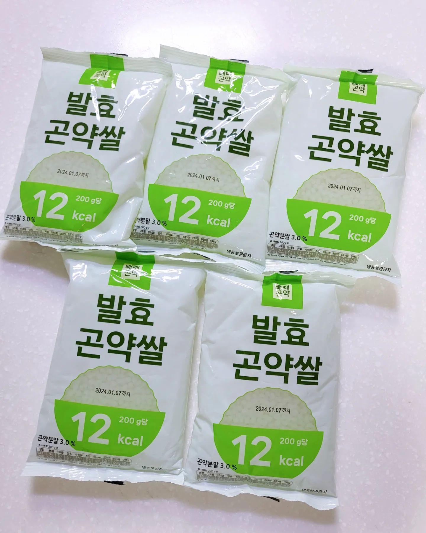 #협찬 #빼빼곤약발효곤약쌀

365일 다이어터에게 곤약밥은 필수🍚🍙🍘 빼빼곤약쌀은 한팩 200g, 12kcal에 불과!! 흰쌀 조금 섞어서 솥밥 해먹으니 윤기가 자르르🤩😘

포장지 뜯었을 때 곤약 특유의 냄새가 나서 깨끗이 씻어줌. 밥하고 나서 곤약 냄새는 전혀 안나고, 밥알이 살아있고 쫀득함. 갓지은 밥에 #명란김 올려서 먹으니 꿀맛❤️🩷🧡

곤약밥 한그릇 다먹어도 칼로리 부담이 없어서 죄책감 전혀 안 느껴짐. 흰쌀 섞으니 한 팩으로 두끼 정도 양이 나옴. 누룽지 생겨서 숭늉 만들어 먹어도 맛남💫💥💢

여름 휴가철 다가오는데 #곤약밥다이어트 해서 늘씬한 몸매 가꾸세요🏊‍♂️🏌‍♀️🤽‍♀️🤾‍♀️

https://smartstore.naver.com/gonyak/products/8513795601

#곤약밥#곤약즉석밥#빼빼곤약##곤약쌀#키토제닉#곤약다이어트#즉석밥#곤약햇반#다이어트도시락#식사대용#저칼로리#건강밥상 #다이어트 #diet #곤약다이어트 #곤약밥솥밥 #하동녹차명란김 #제품제공 #광고 #곤약밥추천 #다이어트식단