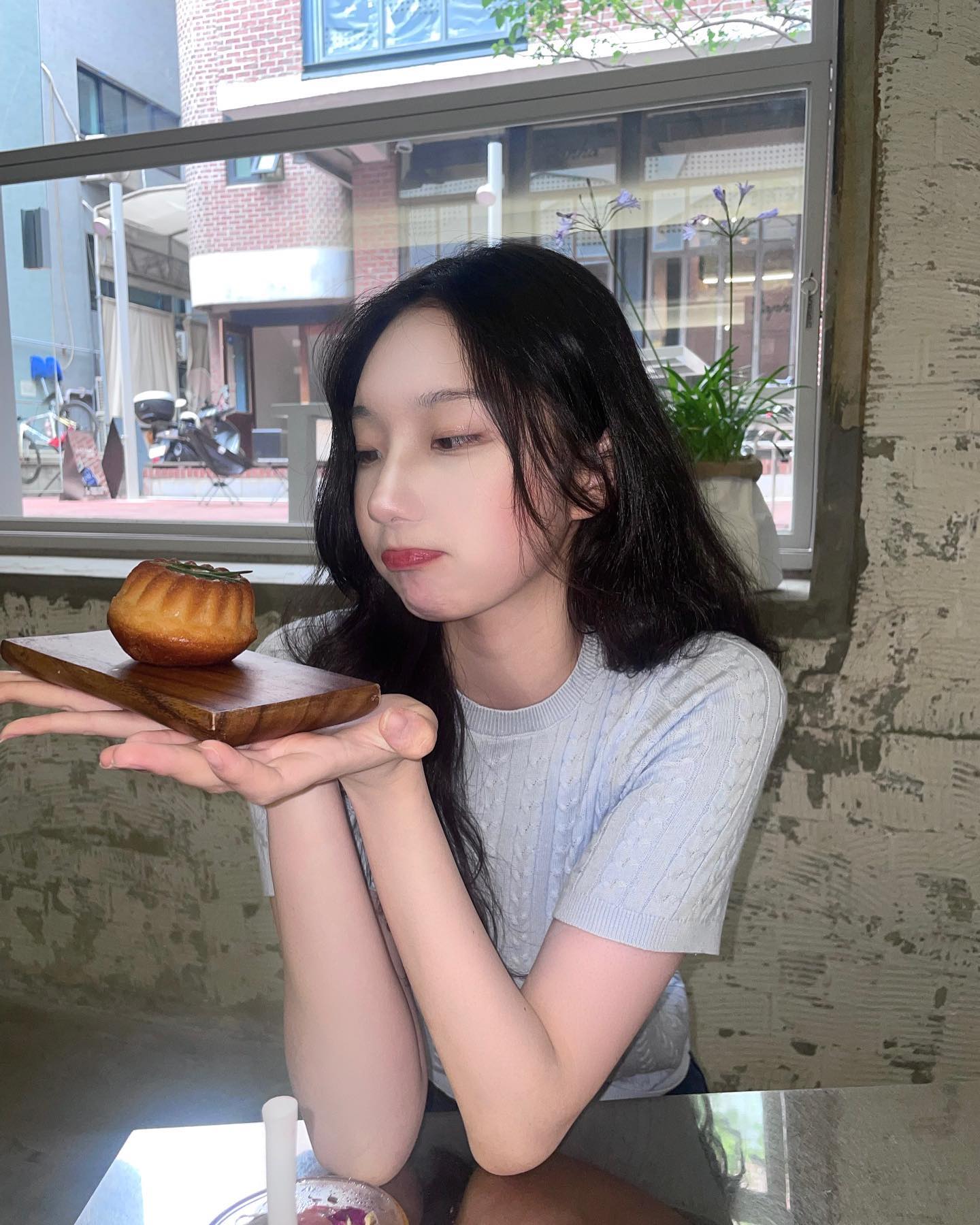  “#광고 @kcosland_kr 예카오면 하루종일 기분이 조크등요 ~..🫶🏻🤍 . . . 오랜만에 예카 오는데 세상에 너무 이쁘자나... 🫢 Purple Sunrise 에이드는 지짜 강추 !!🥹🤍 에이드를 조아하지않는 편인 나도 첫 입 먹자마…”