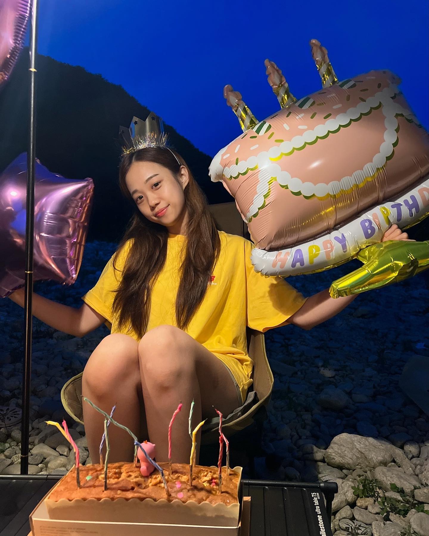 우리 언니 오빠들이 준비해준 깜짝 생일파티💙

카누타고 배바위로 캠핑 출발하고, 잠시 멍때리고 앉아 있는 사이 케이크와 풍선을 직접 불어 생일파티를 준비해준 우리언니오빠들,,
덥고 그 많고 무거운 짐들 사이에 나를 위해 준비해 온 파티 선물들이 너무나도 미안하고 고마웠던 순간..
그래서 울어버림...^^

몸 상태가 안좋아 힘들었지만, 그 힘듦을 잊게해 준 내 소중한 사람들🫶
함께해줘서 고마워 투개월❤️

아맞다 제 생일은 6.29 입니다~🫶

#배바위카누마을캠핑장 #캠핑스타그램 #캠핑장추천 #생일파티#캠핑박지#백패킹박지#카누캠핑#여름캠핑#홍천#홍천여행