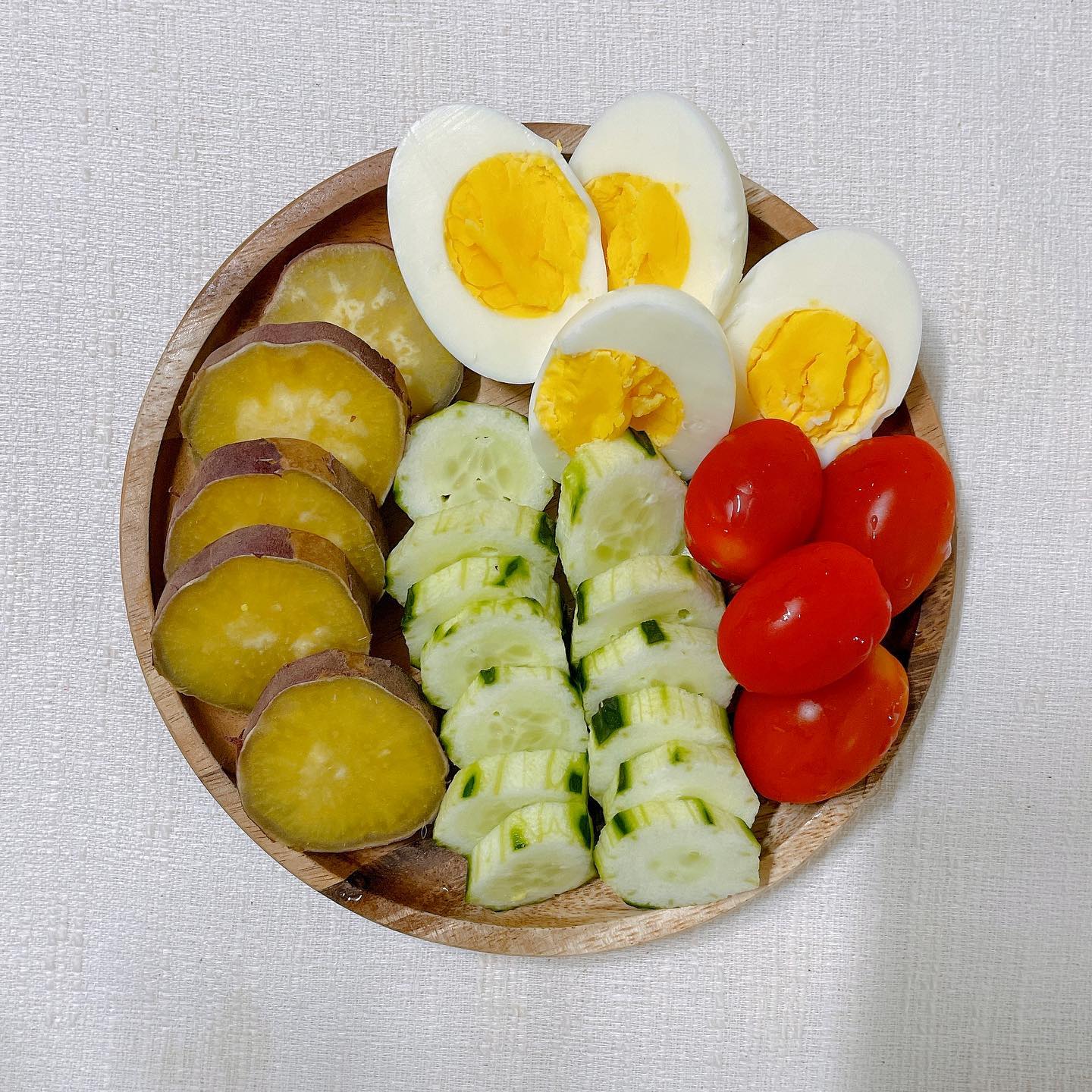 23. 06. 26. 아침

➔ 삶은계란, 방울토마토, 고구마, 오이

#삼순_식단 

요즘 일이 너무 바빠서 식단계정을 못올리고 있었어요!
새롭게 시작하게된 일도 있고, 이것저넛 바쁘다보니 정신이 없었어요! 그리고 빡쎈 #다이어트 도 다시 들어갔어요! 이재 시적단계지만😅 
그래서 요즘엔 #식단 을 제대로 챙겨먹으려고 노력하고 있어요! 오늘도 아침 일 나가기전에 #정석식단 차려먹고 나왔어요!

오늘 비와서 야외일정 대신 실내일정이 꽉꽉 차있어요! ☔️ 기운내서 한주 잘 시작해야겠어요

#바디프로필식단 #유지어터식단 #유지어터 
#오랜만에정석식단