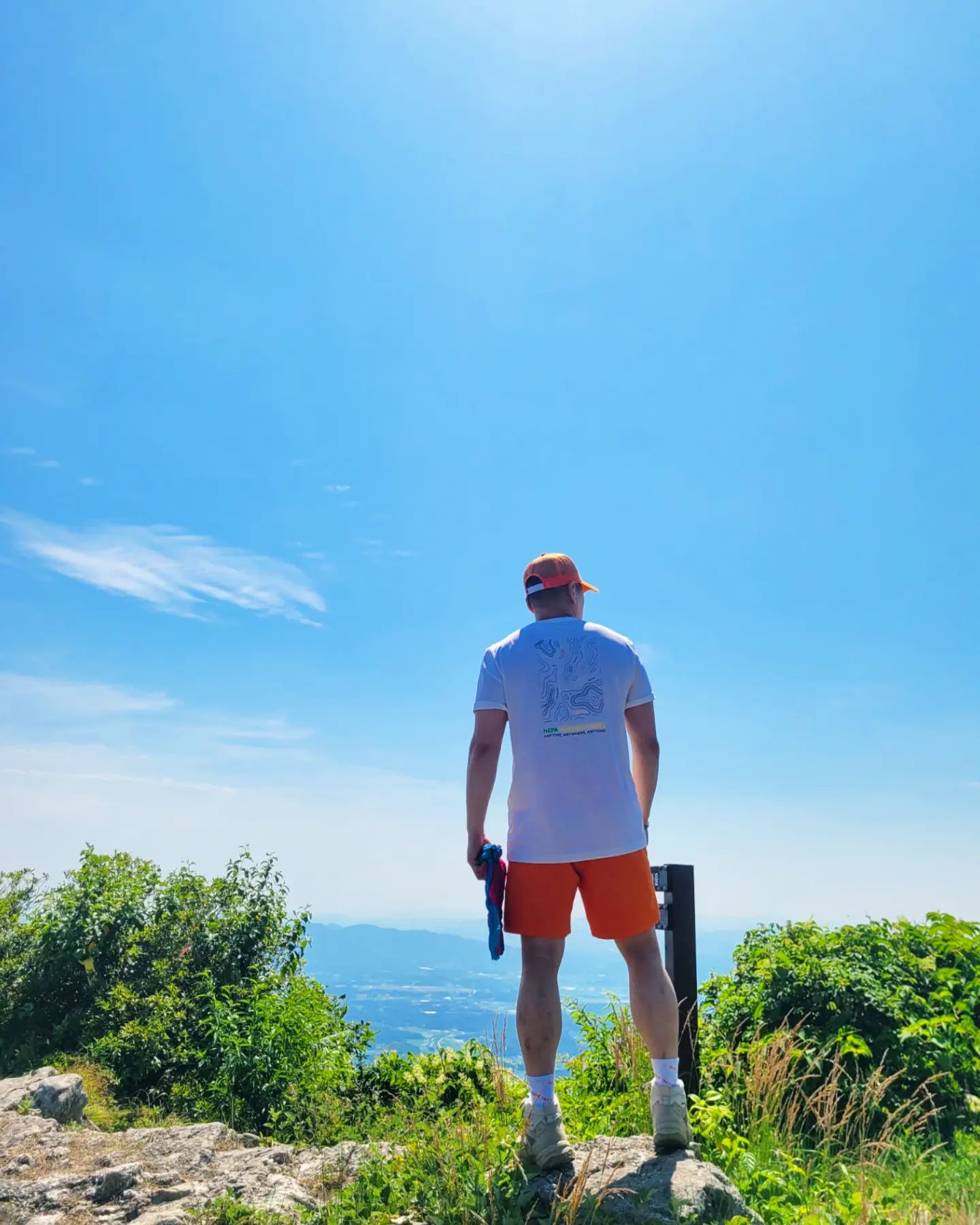 다들 천황봉을 가길래....

뭐 만행산에도 천황봉이 있으니까능~😁

여기 만행산은
편도 1km 도 안되는게 땀은 한바가지 흘리게 만드는 코스다
일단 차는 절대적으로 끝까지 몰고 올라가지 않도록 하시라!!
옆에 보현사 주차장에서 주차하고 임도는 걸어서 올라가시라
차 몰고 들머리 앞까지 가다 내려오는 차랑 만나면 큰일난다!
마주치지 않았다 하더라도 마지막에 완전 미끄러운 흙밭이라
겁나 미끌린다 근데 좌우로 깊은 배수로가 있어서 찐 위험타!

뭐 나새끼는 꾸역꾸역 차를 몰고 올라갔고..
내려오는 차랑 만나서 배수로에 빠질뻔했고
마지막에 차랑 뒤로 미끌려서 밀고 밀리고..
난리난리 난리불르스를 2타임이나 돌렸다..

여튼 어찌어찌 올라가서 주차하고
들머리에서 셀카 염치없이 어플로
겁나 범벅해서 찍어보고 올랐다!!!

쫌만 오르면 작은천황봉과
천황봉 갈림길이 나오는데
작은 천황봉으로 오르시라

천황봉이서 작은 천황봉으로가는 길이 이상하게 찾기 힘들다

뭐...... 작은 천황봉은 아무것도 없는
페인트펜으로 적어놓은 펫말 하나가
전부이긴 하지만 이렇게 안 오르면..
넘나 짧은 코스라서 좀~많이 아쉽다

역시나 나새끼는 작은 천황봉 제끼고 천황봉으로 꽂아 올랐다

인친님이 올라 인증하던 지리산 천황봉과는 많이 다르지만
만행산의 천황봉도 경관은 뒤지지 않는다 진짜다 안밀린다
지리산 자락이기도 하거니와 360° 써라운드 뷰를 갖췄다!!

왕복 2시간도 안 걸렸지만.. 
땀은 오지게 났다.. 그랬다..