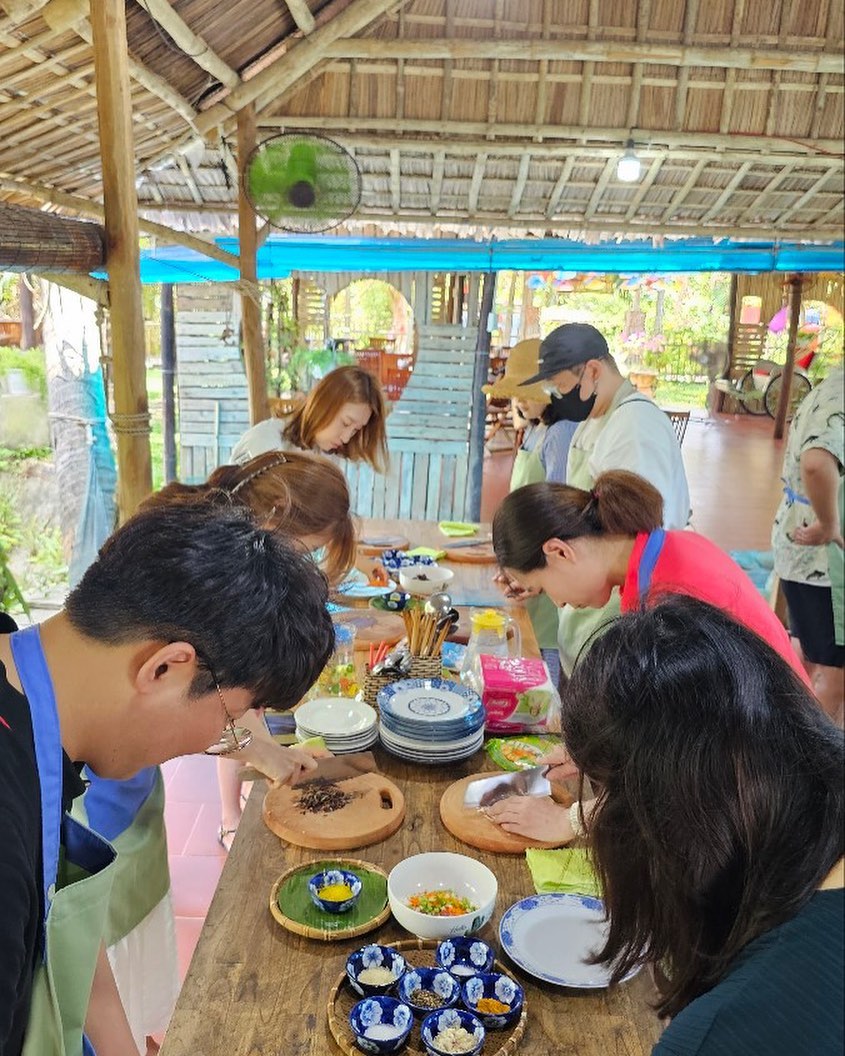 쿠킹 클래스 투어 모습입니다~
팀별로 진행되기 때문에 프라이빗하고 편안한 분위기를 느끼실 수 있습니다😊
.
.
.

직접 만들었지만 베트남에서 가장 맛있는 반쎄오를 드실 수 있습니다!!!
.
.
.
#투어 #쿠킹 #클래스 #요리수업 #베트남 #이색체험 #이색데이트추천 #디낭 #호이안 #여행 #꿀잼 #프라이빗 #코코넛배 #코코넛마을 #한시장 #롯데마트 #호이안으로놀러오세요 #내가요리사 #맛집 #좋반 #선팔하면맞팔 #친구해요