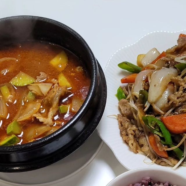 Re on Instagram: "#협찬 한 번 맛보면 빠져나올 수 없는 매력 쩌는 끼닛 젓갈들 ❤️ 3번째 구매인데 협찬받고도 내 개인돈으로 더 구매해버렸다지 호호 후회 1도 없엄 식사 때마다 꼬박꼬박 내