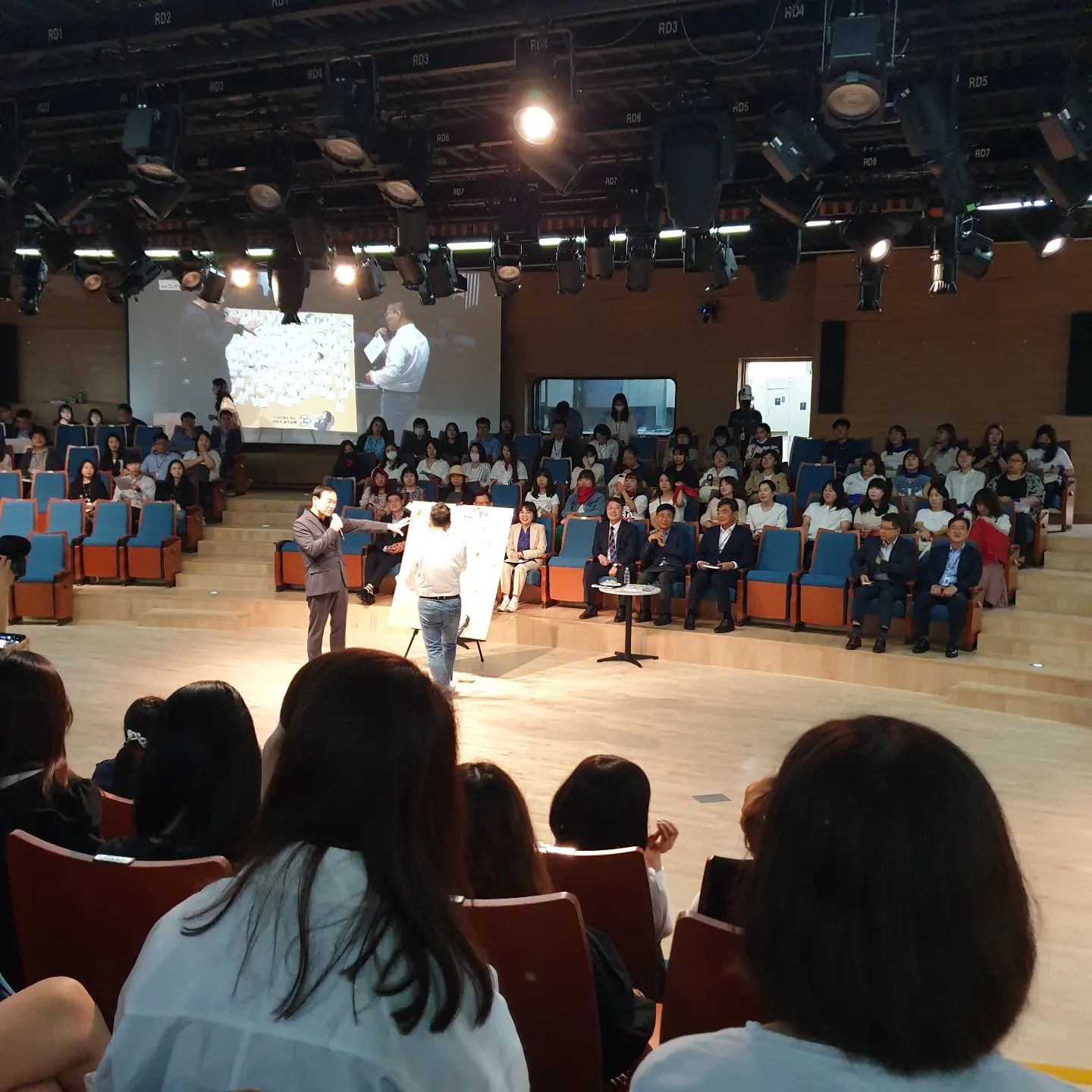 #경기도육청 #맘스브릿지 #엄마의소리로교육의변화를 #경기도교육청 남부청사 #아레나홀 #교유감 #아이들교육 #미래의교육 #교육의미래 #엄마의마음 #학폭 #급식 #학교내CCTV #CCTV #맞춤형교육 #교육의중요성 #학생들노트북 #디지털시민교육 #AI디지털교육 #최고의선생님