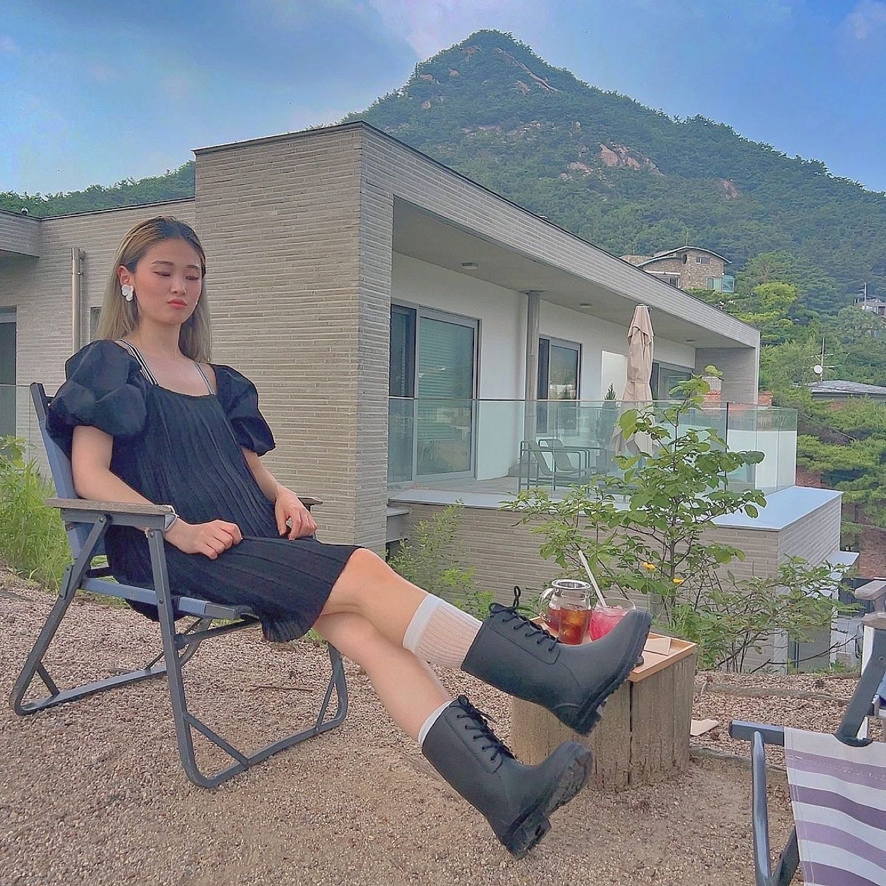 #협찬
Brand : cellook.kr 
Object : shoes n socks

오랜만에 귀여운코디로 입어보기😎

장마대비 레인부츠 갖고싶었는데 종류도 여러개라 고르는 재미가 있던 cellook ❣️

레인부츠에 니삭스조합은 신어보고 싶던 조합이라 귀여운 여름용 니삭스도 같이 GET! 

너무 맘에 드는 조합이라 행복하네요😍

예쁜카페와 만족스런 스타일💕

#레인부츠 #레인부츠코디 #니삭스 #데일리코디 #패션 #원피스코디 #fashion