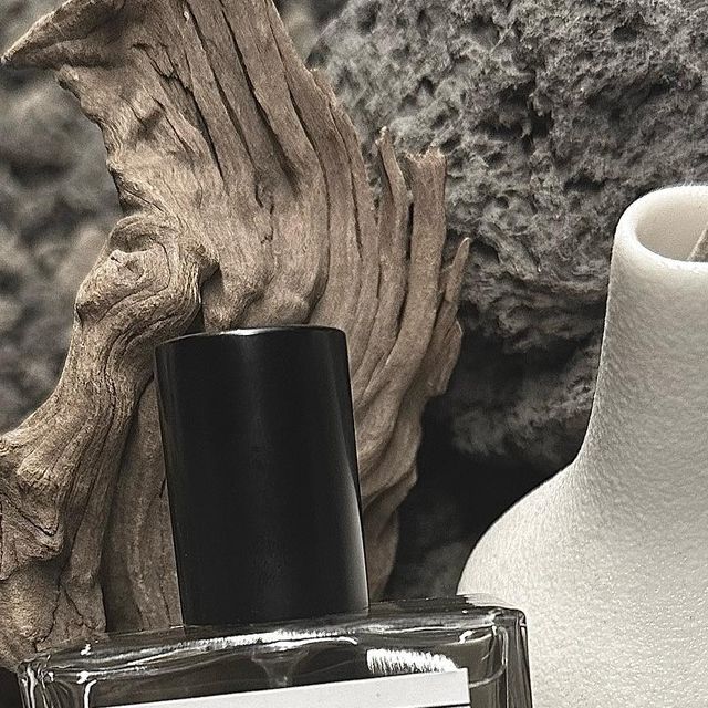 Ari on Instagram: "#광고 +내돈내산 @dotnote.perfume 내 28년 인생 중 첫 향수공방을 닷노트와 함께 했다 분위기 차분하고 조용해 집중하기 딱 좋고 초보자도 쉽게 할 수 있어 대 만 족 🤍 칭구랑 한