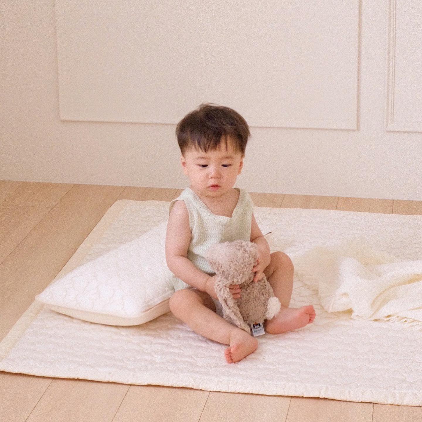 비비엔다 쿨매트 🐰
맨바닥이나 놀이매트 위에다 두고 쓰고싶어 
쿨매트로 쓰게되었어요! 
뒷면 미끄럼 방지가 되어있어 , 
이리저리 뒤척여도 미끄러지지 않는 쿨매트 ,, 

시원하다 못해 차가운 접촉냉감 듀라론
쿨링감이 제대로에요 
 아이 피부에도 안전한 소재로 되어있어 
넘 마음에 들어요 
새로 나온 신상 바니 패턴도 넘 귀여워요 

🏷️ 제가 찍은 제품은 
아이싱 쿨매트 슈퍼싱글 신상 아이스바니 입니다 

vivienda_official 

#제품제공 #비비엔다 #아기쿨매트 #아기여름패드 #쿨매트 #아기여름매트 #신생아쿨매트 #아기방인테리어 #아기방꾸미기 #비비무드5기_유재네 #쿨매트추천 #예쁜쿨매트 #감성인테리어 #아기방인테리어 #아기방꾸미기 #아기방매트 #아기쿨매트  #여름쿨매트 #아기매트 #아기쿨매트 #여름매트 #아기랑 #아들이랑 #아들룩 #아들맘 #돌아기