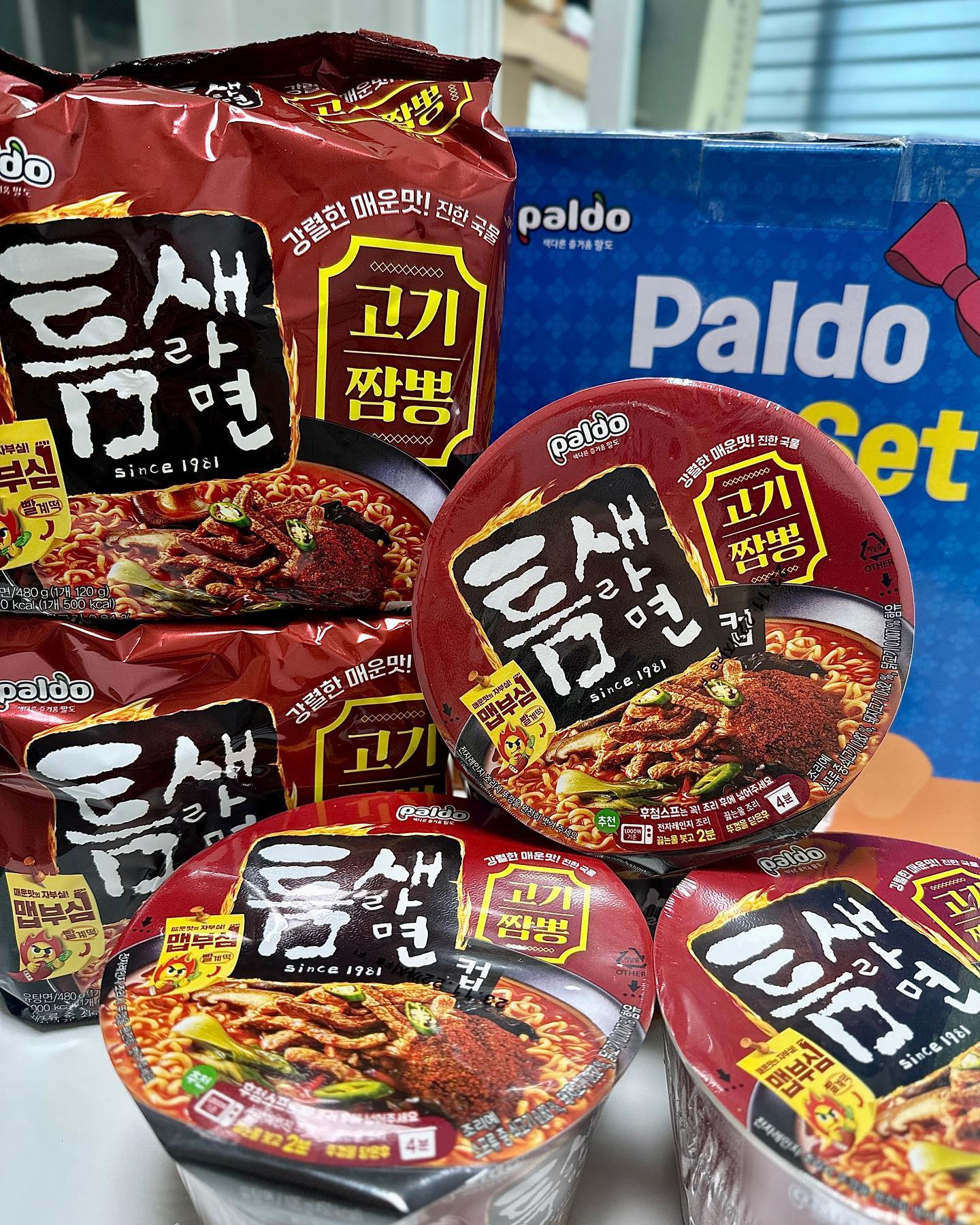 paldofood #제품제공 

먹수니일지🍜

팔도에서 보내주신 얼큰뽜근한 틈새라면 고기짬뽕❤️‍🔥

진하고 얼큰한 고기짬뽕 국물 맛에 숙주+파 토핑 와르르 넣어봤어요!

숙주랑 파 넣으니 시원함 업그레이드❤️

전날 술 먹지도 않았는데 해장되는 너낌🤣
떠껀화끈한 국물 마지막까지 긁어 먹으니 속이 확 풀리고 땀이 송글송글 

이열치열 틈새 라면 고기짬뽕한그릇🍜 잘 마시구 갑니둥 ٩( ᐛ )و 

💙 paldofood 💙

#팔도 #틈새라면 #틈새라면고기짬뽕 #틈새라면조합 #틈새라면토핑 #라면레시피 #라면레시피추천 #추천레시피 #먹스타