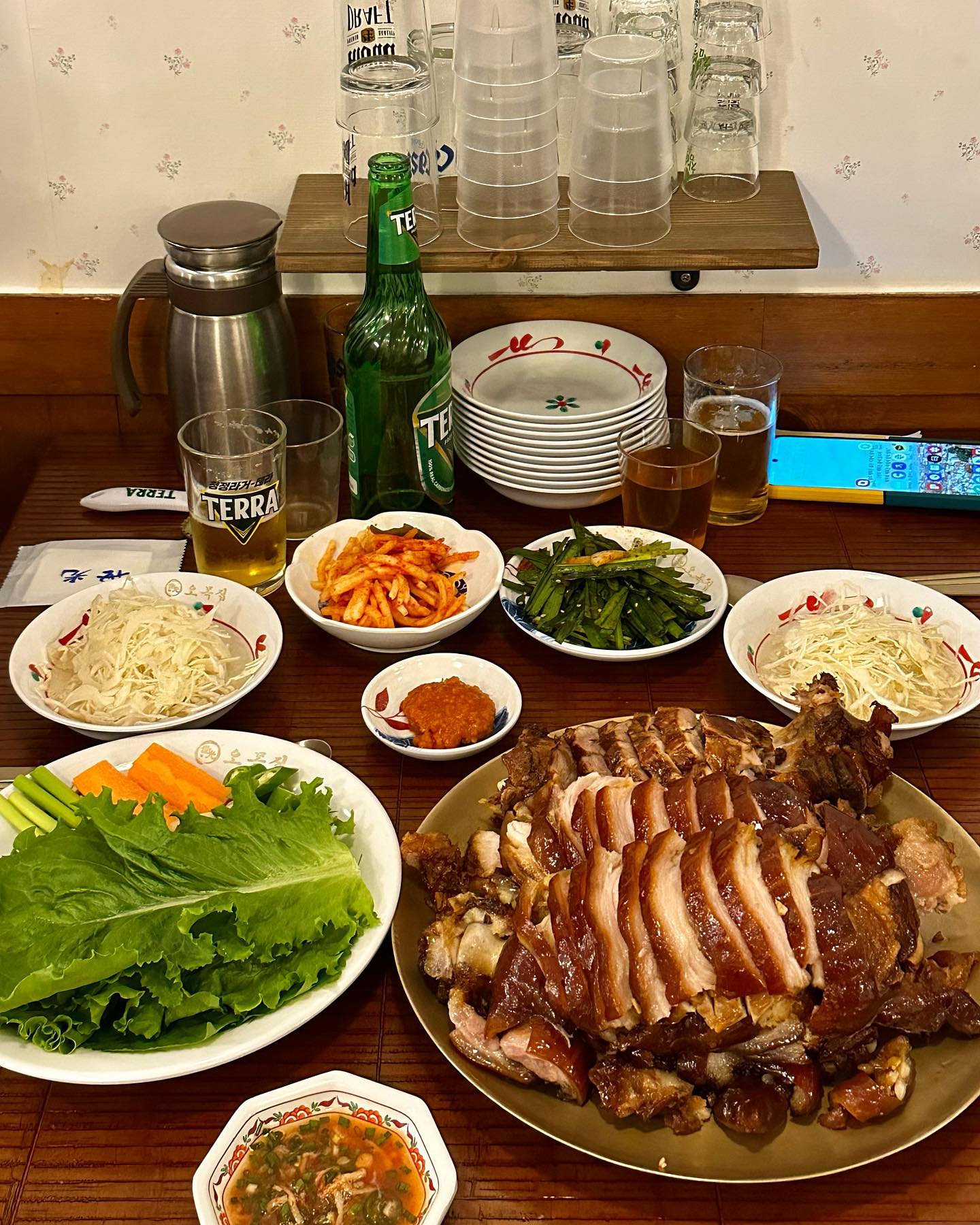 #협찬 삼각지 족발 맛집, 재방문 할 수밖에 없는 #오목집

 
족발의 야들함과 진하고 새콤달콤한 막국수가 
기가막히는 삼각지 맛집 오목집🐷

서울 목동에서 프리미엄 족발맛집으로,
HACCP 인증 받은 최상급 족발을
매일 아침 당일판매할 한정수량만
정성껏 삶아 제공하여 더욱 부드럽고 쫄깃해요! 
족발, 매운족발, 모듬족발, 냉채족발 등
다양한 족발메뉴들과 사이드 메뉴도 한가득😍
게다가 시원하고 칼칼한 해물냄비에,
1등급 원유로 제공되는 후식 아이스크림을
서비스로 주는 완전 혜자 중에 하나,,👍🥹👍

특히 오목집 만의 특제소스에 절여진
새콤상큼한 양배추와 야들야들한 족발
한 점 같이 먹으면 맛도, 풍미도 두배 🆙
시그니쳐 답게 조합이 좋으니 꼭 함께 먹길 추천💯💯

회식, 가족 모임 등 단체석도 많고
친구와 연인과 데이트 하기 너무 너무 좋은 곳 !!
족발은 매일 오후 3시30분에 나오는데
조기품절되는 일이 종종 발생 된다니 참고하세용🌟

.
.
📍서울시 용산구 한강대로62길 7 1층
6호선 삼각지역 14번 출구 혹은
4호선 삼각지역 1번 출구에서 도보3분 이내 위치

⏰영업시간 : 매일 16:00 ~ 23:00
🛵배달, 포장 가능
🚘주차불가 하나 바로 앞 공영주차장 있음

#족발맛집 #족발맛집추천 #서울맛집 #서울맛집추천 #서울족발맛집 #용산맛집 #삼각지맛집 #삼각지역맛집 #용산회식 #족발 #먹스타그램 #먹방 #먹부림 #맛집추천 #야식 #저녁메뉴 #용산모임 #좋아요 #좋반