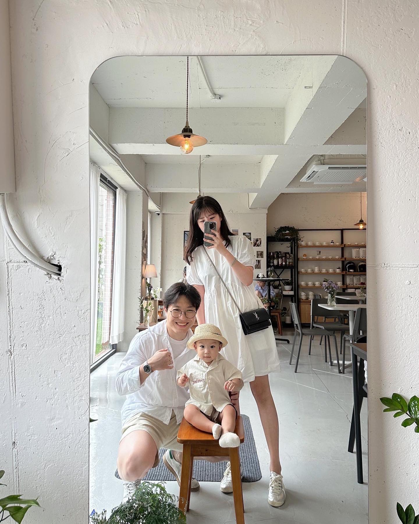 카페에서 귀엽따고 이쁨 잔뜩받고
신난 울 이쥬니👶🏻🤍