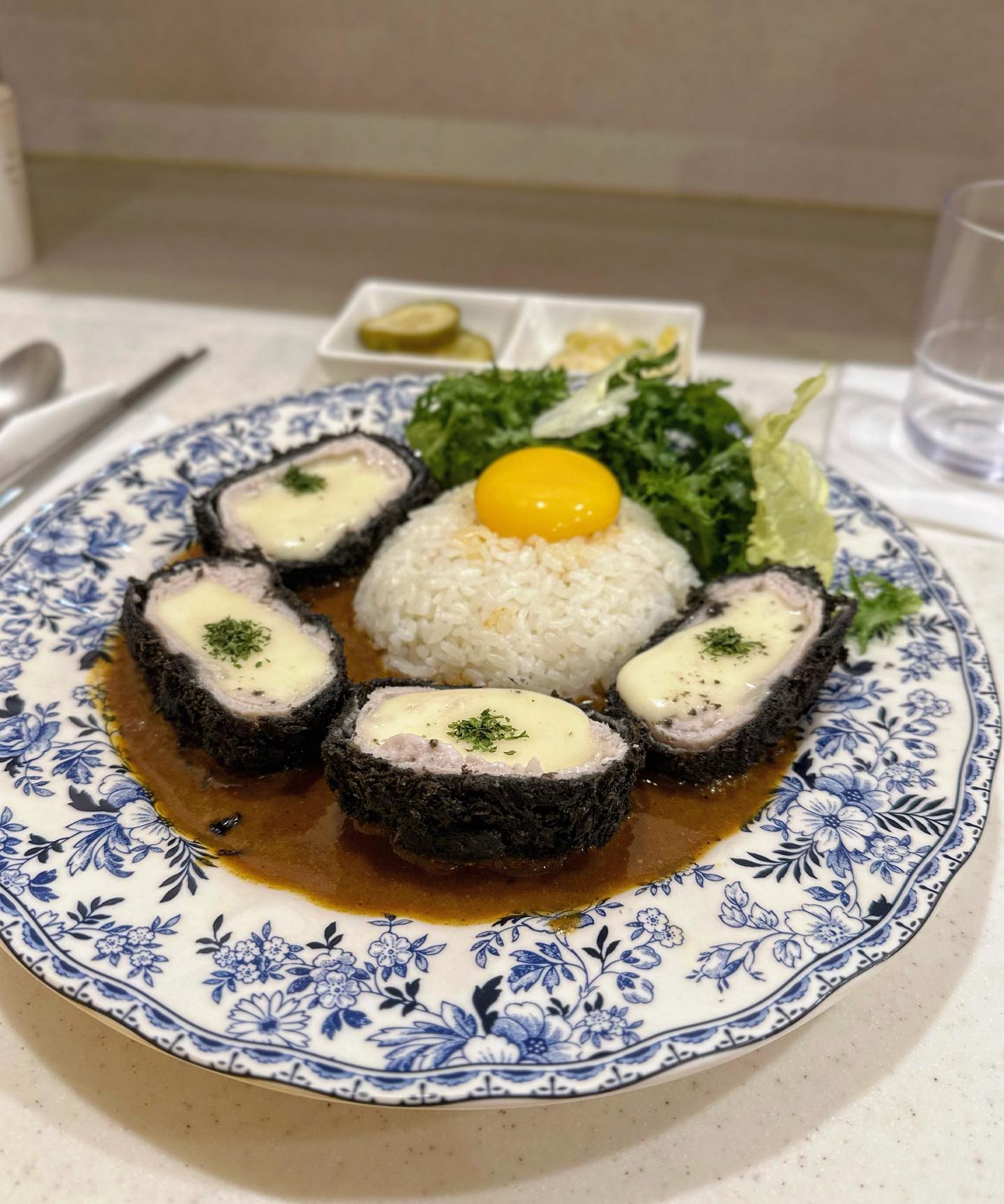 #내돈내산 #솔직후기 
신기하고 맛있는 치즈블랙카츠♠️

강남에 오랜만에 약속이 있어 나갔다가 먹은 호미호식! 주말에 가서 웨이팅이 있었지만 친절한 직원분이 시원한 녹차를 줘서 좋았다😊❤️

처음보는 검은 돈가츠라 낯설지만 아주 바삭하니 치즈가 가득하여 고소함 그 잡채!! 깔끔하게 나와서 더욱 마음에 드는 곳❤️❤️

♠️처음보는 비주얼로 신선함
♠️분위기도 좋아서 데이트코스로도 굳
♠️카레도 있고 돈가츠도 있고😊
♠️친절한 직원 덕분에 기분 up
.
.
.
#강남역맛집 #강남맛집 #돈가츠 #블랙가츠 #강남데이트 #돈가츠맛집 #맛집탐방 #먹그램 #서울맛집 #😋