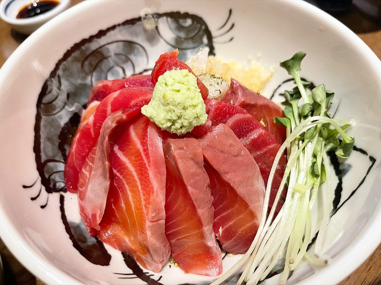 _
연어덮밥먹고🍣
커피도마시고
기분전환하고
마음다잡기♥️

#시키고보니카멜 #내일도바쁘게 #6월이끝나가네 #마인드컨트롤🙏 #2주후에봅시다