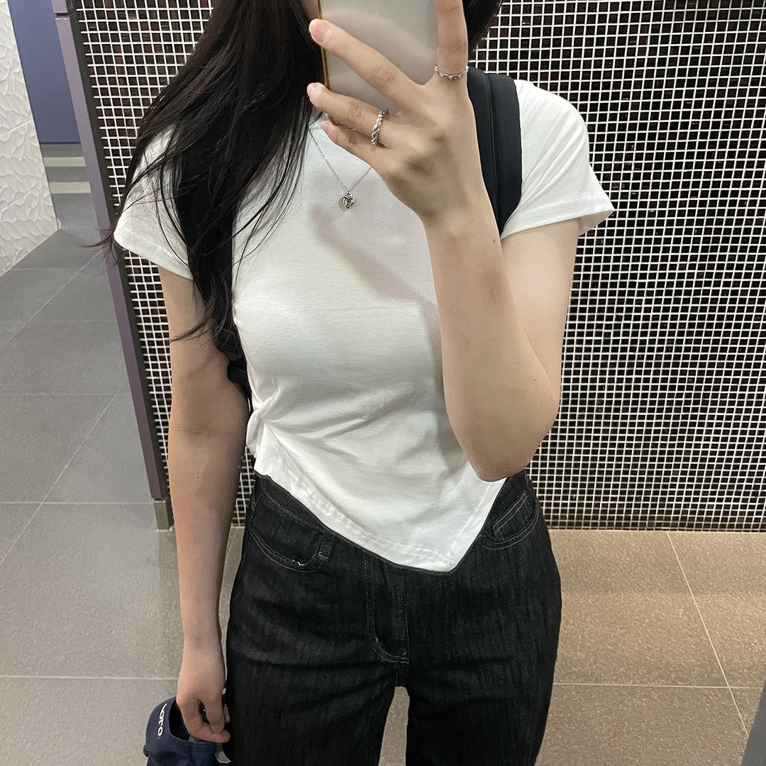 한쪽이 꼬여있는게 포인트!!

포인트룩으로 좋아요:)

크롭기장감과 브이라인 모양으로
하이웨스트와 매치해서 입으면
허리는 잘록하게 보이는 효과가 있어요!!