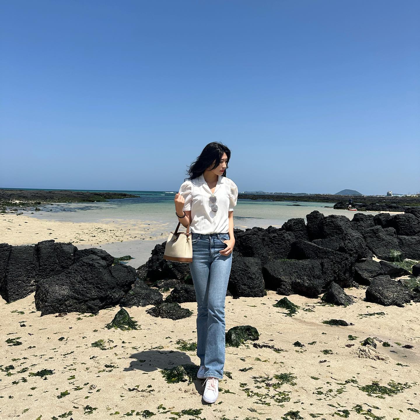 제주도는 진짜 바다색이 예술 
하지만 바람이 너무 많이 불어서 사진 찍기는 넘무 어렵다구욧🐥
흰셔츠에 청바지는 국룰입니당

+
이때는 날씨 딱 좋았는데 한달지난 지금은 덥고 습하고 비오고 난리난리!!
