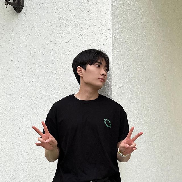 애프리콧 APRYCOT on Instagram: "#광고 @standarderror_official 여름엔 깔끔한 반팔티 한장으로 살기.,,🥹 고품질 원단을 이용하여 국내 자체 제작 ㄴ 면100% 패브릭 ㄴ 자사에서 개발한 편직 공정에 코