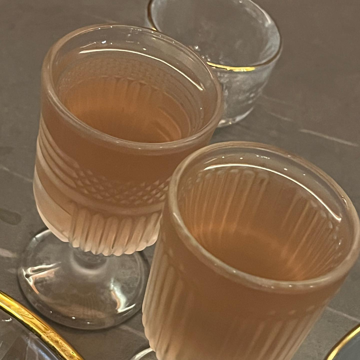 주안상🍶0627

이번에는 승연이랑 또 갔다
본가 올 때마다 가는 것 같다..머쓱
사실 주안상 가려고 알바하는거 아닐까 싶다
카르파쵸는 역시 맛있고
서비스 안주들도 진짜 너무 맛있고
아롱사태 편육은 부추랑 같이 먹으니까 더 맛있고
탕에 면 넣어먹으면 진쨔 맛있고
쏘맥도 맛있고 북극곰의 눈물도 취하기 좋고 다시 장미꽃술 마셔보니까 엥? 내스타일인가..? 향이 거부감이 없어졌댜
엄마가 좋아한다니까 승연이가 장미꽃술 한병 사줬는데 엄마 왕왕 좋아하셨다
아참, 마끼도 맛있댜
승연이랑 가니까 왕왕 좋아서 많이 취해버렸따

빠른 시일 내에 좋은 사람과 또 갈거다