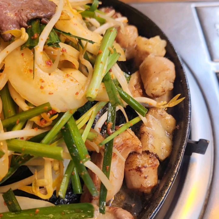 #협찬 
세븐틴이 방문한 맛집 #별미곱창 다녀왔습니다🍽

별미곱창 방이점은 웨이팅이 장난아니여서
저는 #별미곱창모란점 으로 다녀왔어요😊

본점에서 직영으로 운영하는곳이라
맛도 서비스도 고대로 굿굿 😍

가장 많이들 시키시는 모듬곱창 2인으로 주문했어요
여기는 오뎅탕, 천엽을 서비스로 듬뿍 주시는데
이것만 있어도 사실 소주한병 가능하쥬 🍶

주방에서 곱창을 싹 구워서 내주시기 때문에
맛있게 먹기만 하면되는게 여기 장점인데요
주변에 기름범벅이되고 이런일이없어서 좋아요😄

곱이 꽈악찬 곱창과 대창, 양, 염통이 지글지글
맛있게 익어서 나와요 😄

진짜 잡내도 전혀안나고 고소한 이맛이 대박..❤
대창도 너무 꼬소해서 맥주 참을수가 없더라구요🤩

마무리로 볶음밥은 필수쥬🙂
비주얼 보이시나요 지글지글소리가 예술...
볶음밥 마저 완벽한 맛이였어요😍

세븐틴이 방문한 이유가 있더라구요😊

오늘은 모듬곱창에 맥주한잔 어떠세요 🍻🍻

#성남 #성남맛집 #곱창 #대창 #모란역 #별미곱창 #별미곱창모란 #곱창맛집 #곱창맛집추천 #모란맛집 #모란역맛집 #모란맛집추천 #모란곱창 #모란회식 #세븐틴맛집 #스토리앤체험단 #스토리앤미디어